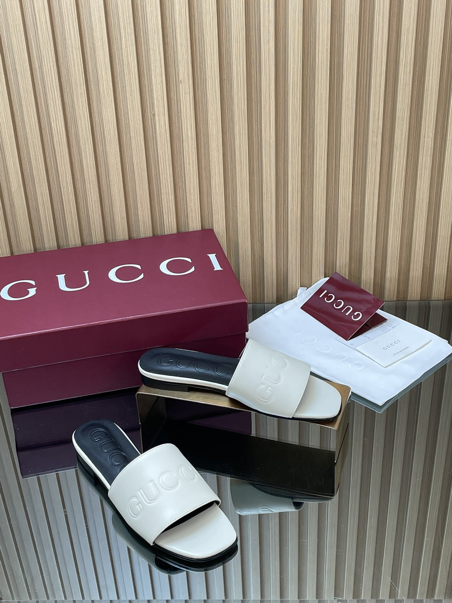 GUCCI グッチ フラットシューズ 本革 通勤 通学 ブラック ホワイト - 画像 2