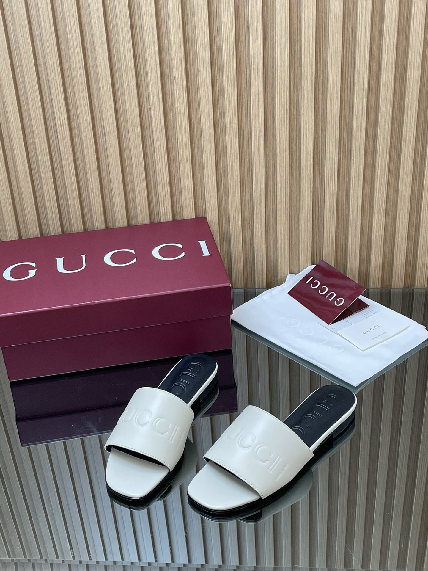 GUCCI グッチ フラットシューズ 本革 通勤 通学 ブラック ホワイト - 画像 3