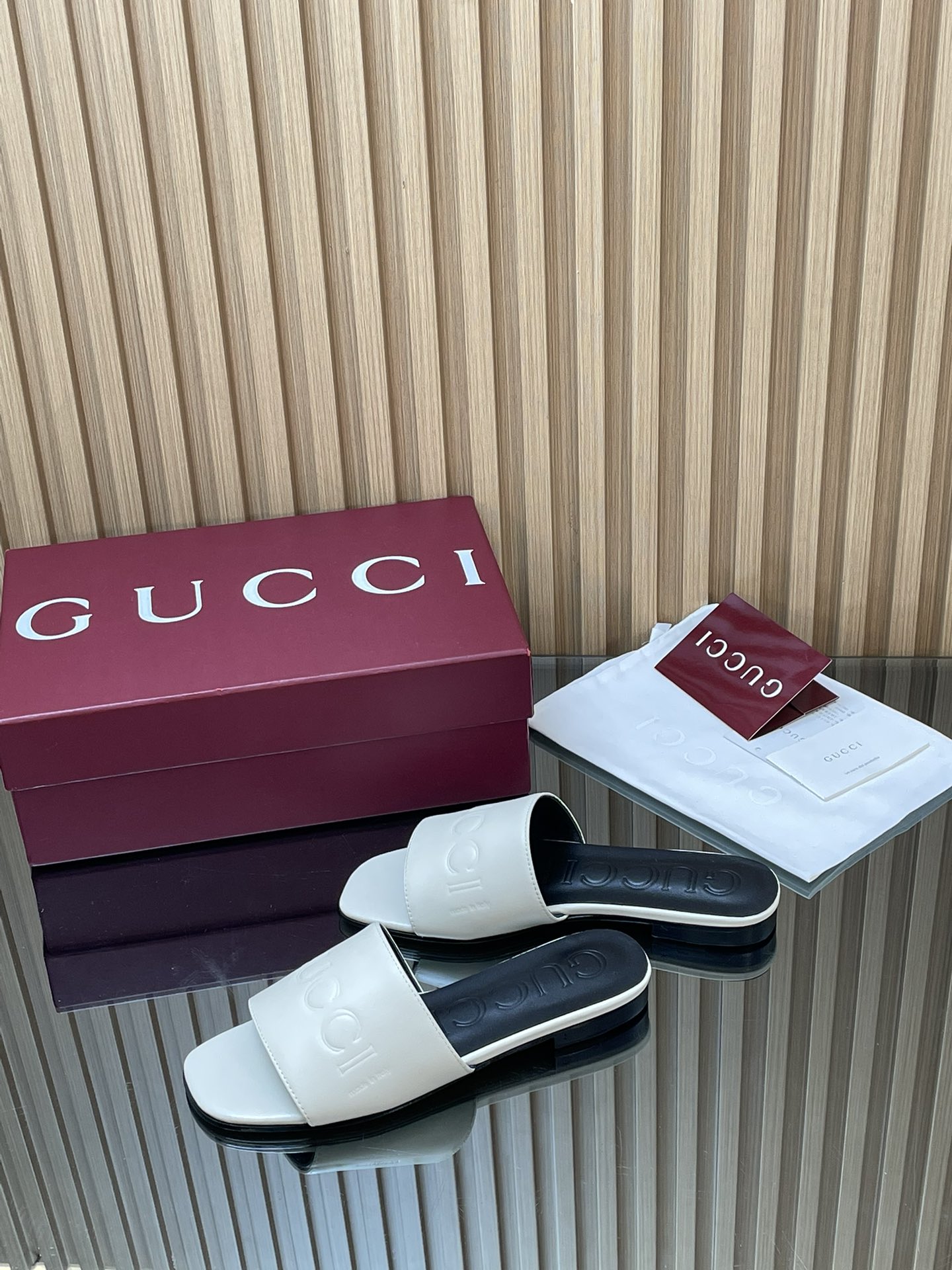 GUCCI グッチ フラットシューズ 本革 通勤 通学 ブラック ホワイト - 画像 4