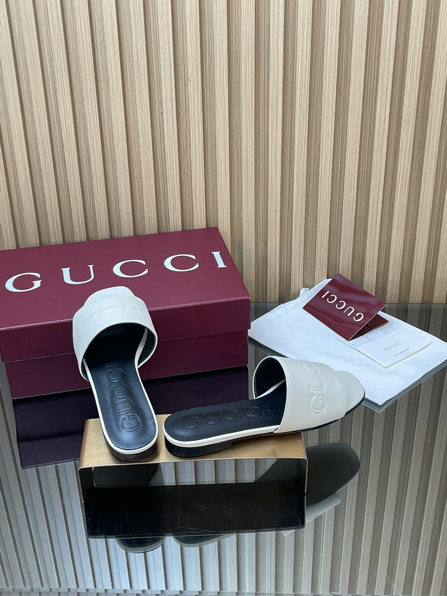 GUCCI グッチ フラットシューズ 本革 通勤 通学 ブラック ホワイト - 画像 5
