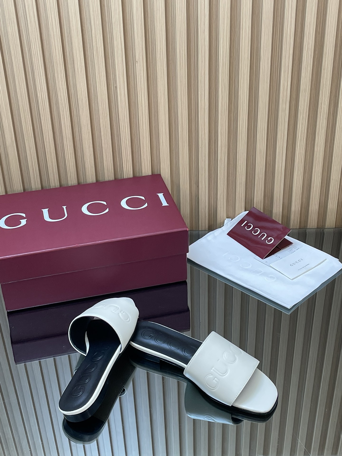 GUCCI グッチ フラットシューズ 本革 通勤 通学 ブラック ホワイト - 画像 8
