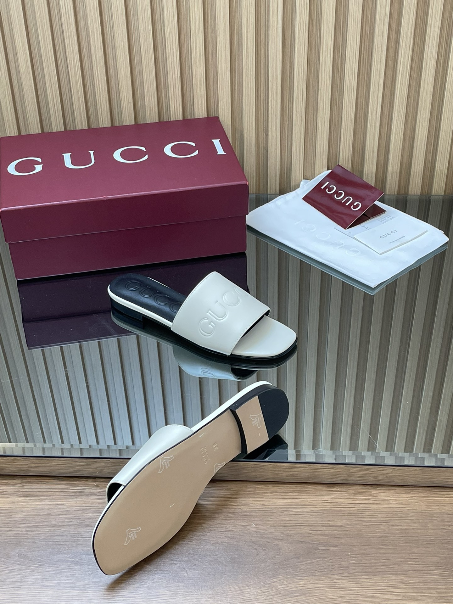 GUCCI グッチ フラットシューズ 本革 通勤 通学 ブラック ホワイト - 画像 9
