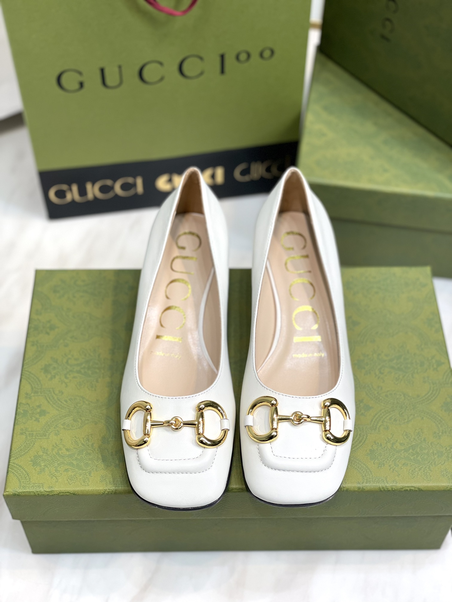 GUCCI グッチ フラットシューズ 本革 通勤 通学 ブラック