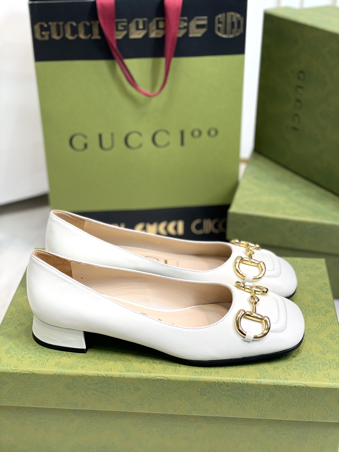 GUCCI グッチ フラットシューズ 本革 通勤 通学 ブラック - 画像 5