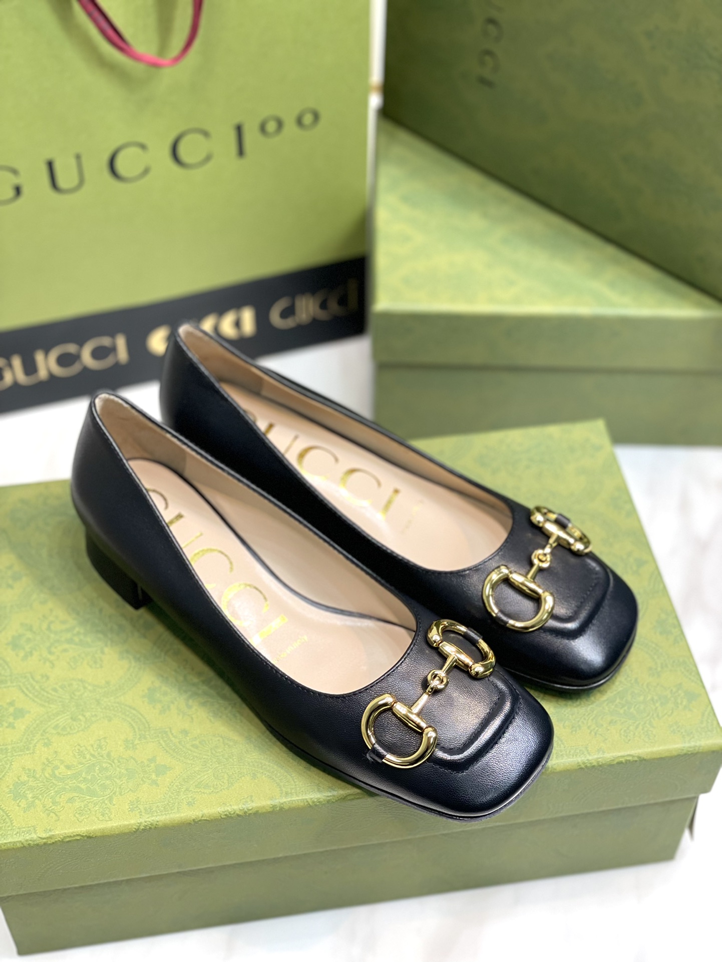GUCCI グッチ フラットシューズ 本革 通勤 黒色 - 画像 2