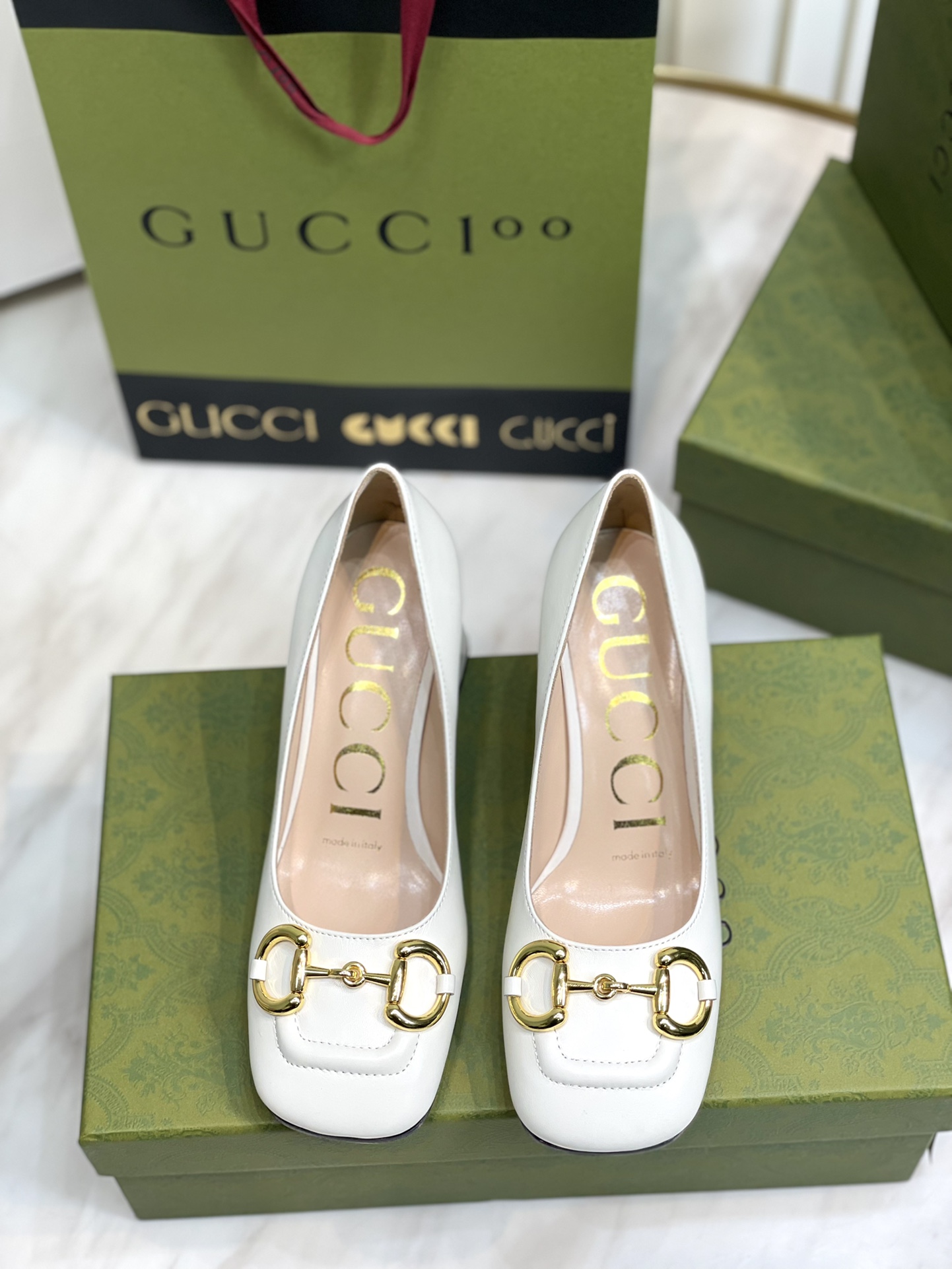 GUCCI グッチ フラットシューズ 本革 通勤 通学 ブラック