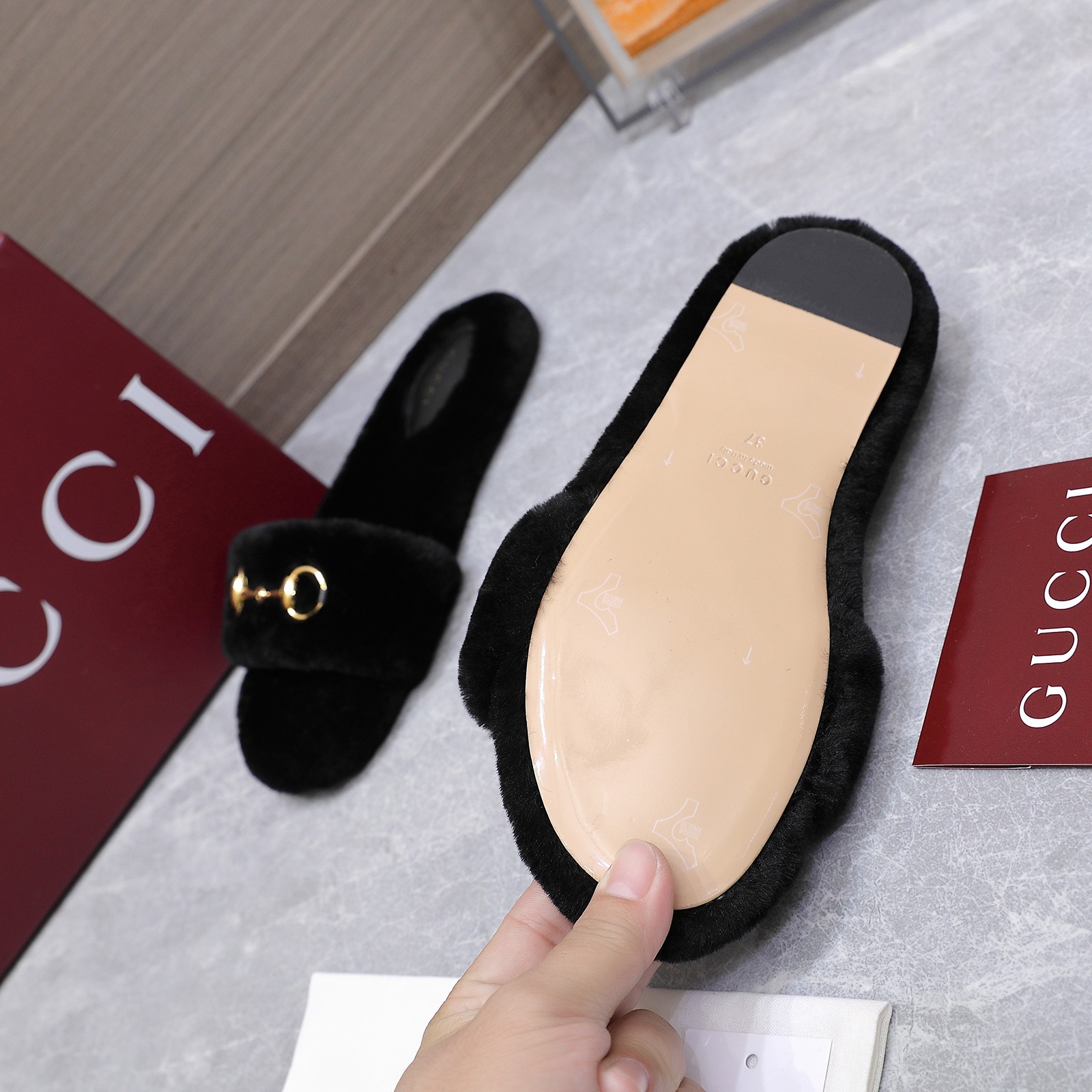 GUCCI グッチ フラットシューズ ファー メンズ レディース ブラック