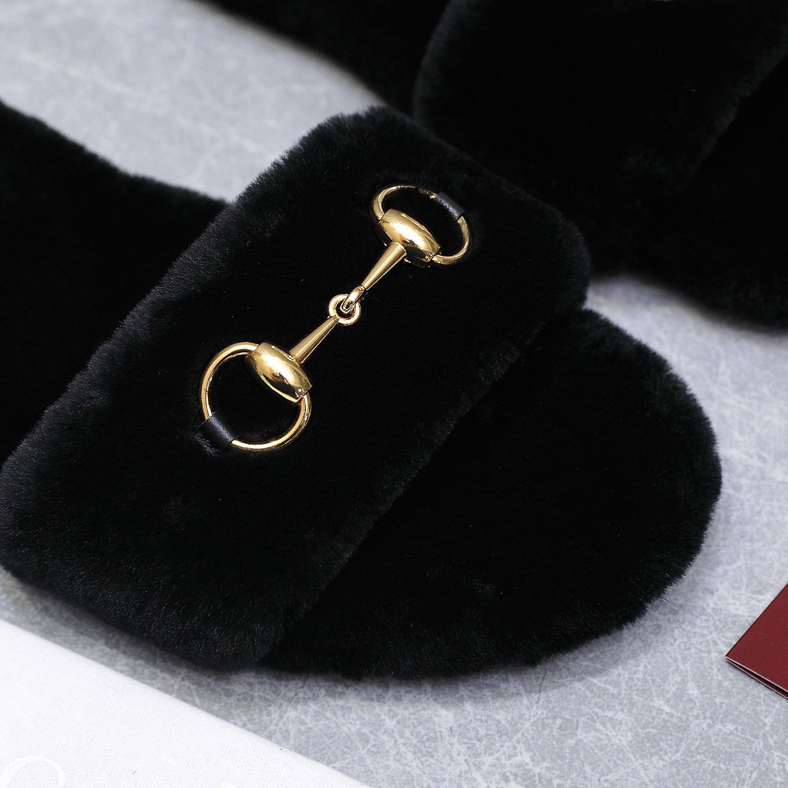 GUCCI グッチ フラットシューズ ファー メンズ レディース ブラック - 画像 2