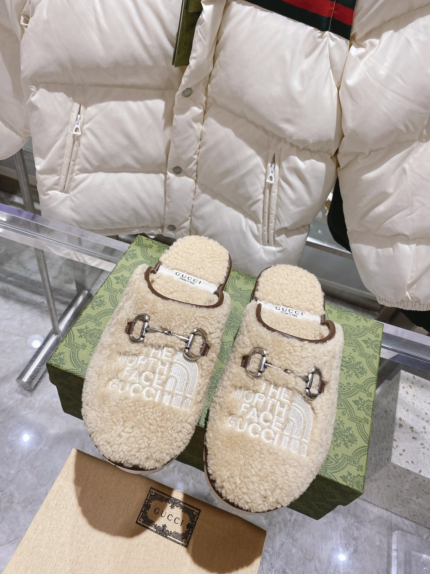 GUCCI グッチ フラットシューズ 本革 ベージュ 全1色