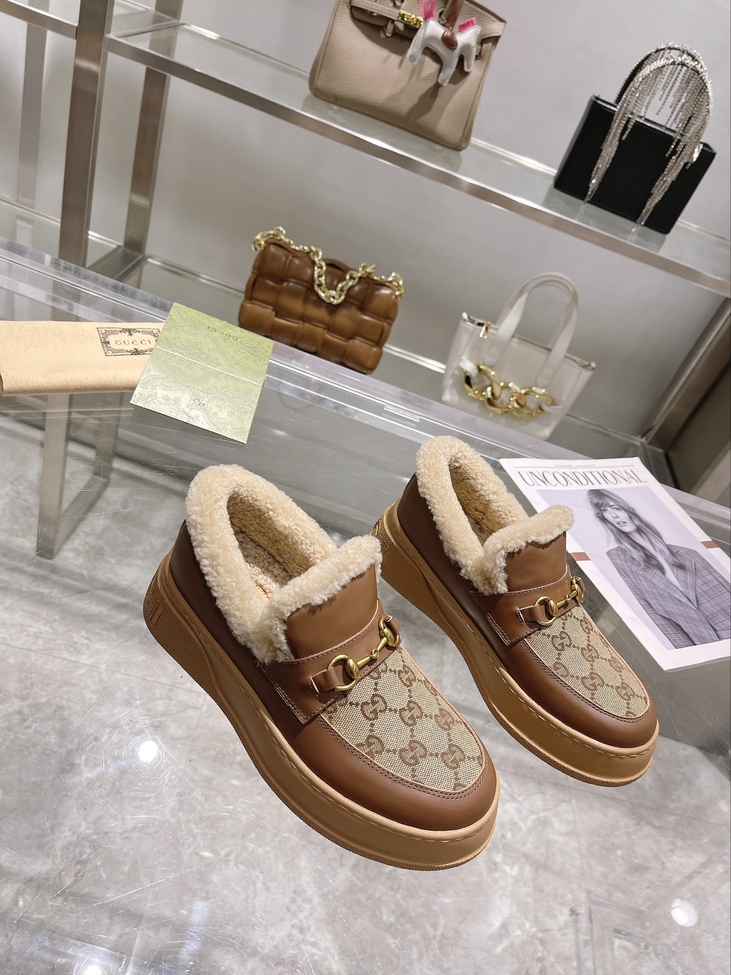 GUCCI グッチ フラットシューズ 本革 軽量 通勤 通学 ブラック