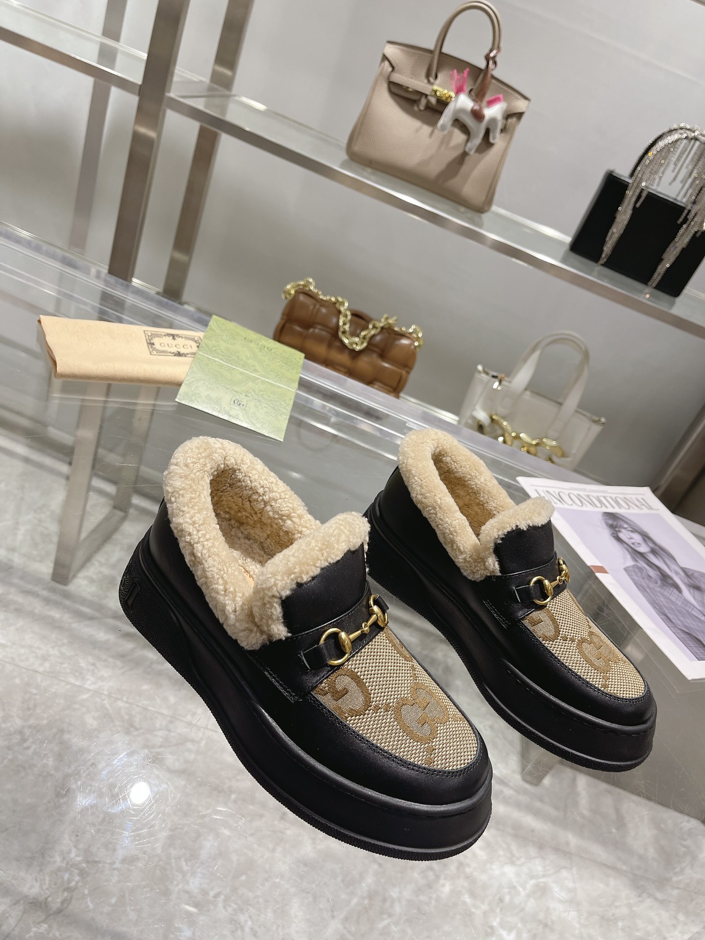 GUCCI グッチ フラットシューズ 本革 軽量 ファー付き ブラック - 画像 2