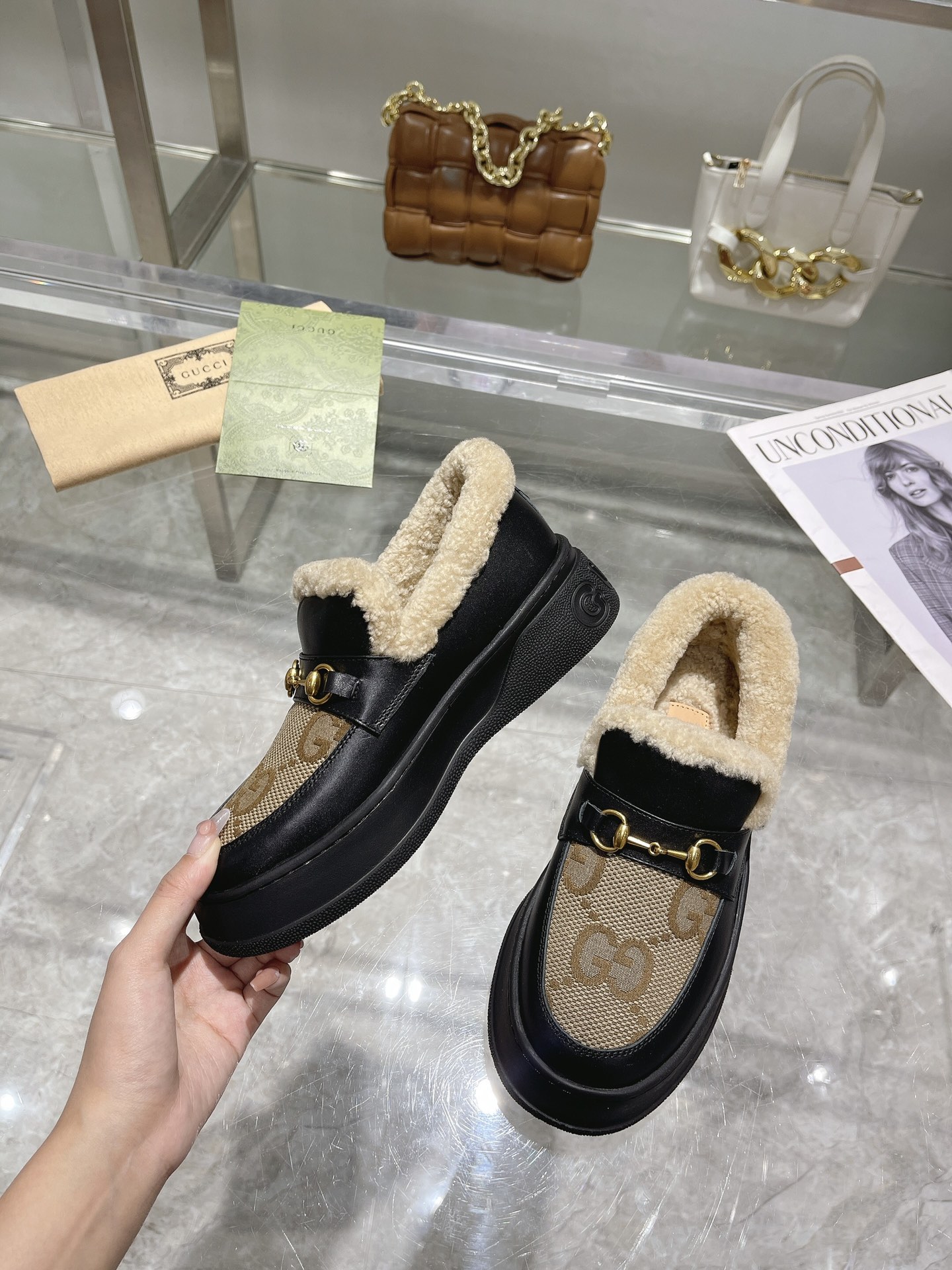 GUCCI グッチ フラットシューズ 本革 軽量 ファー付き ブラック - 画像 3