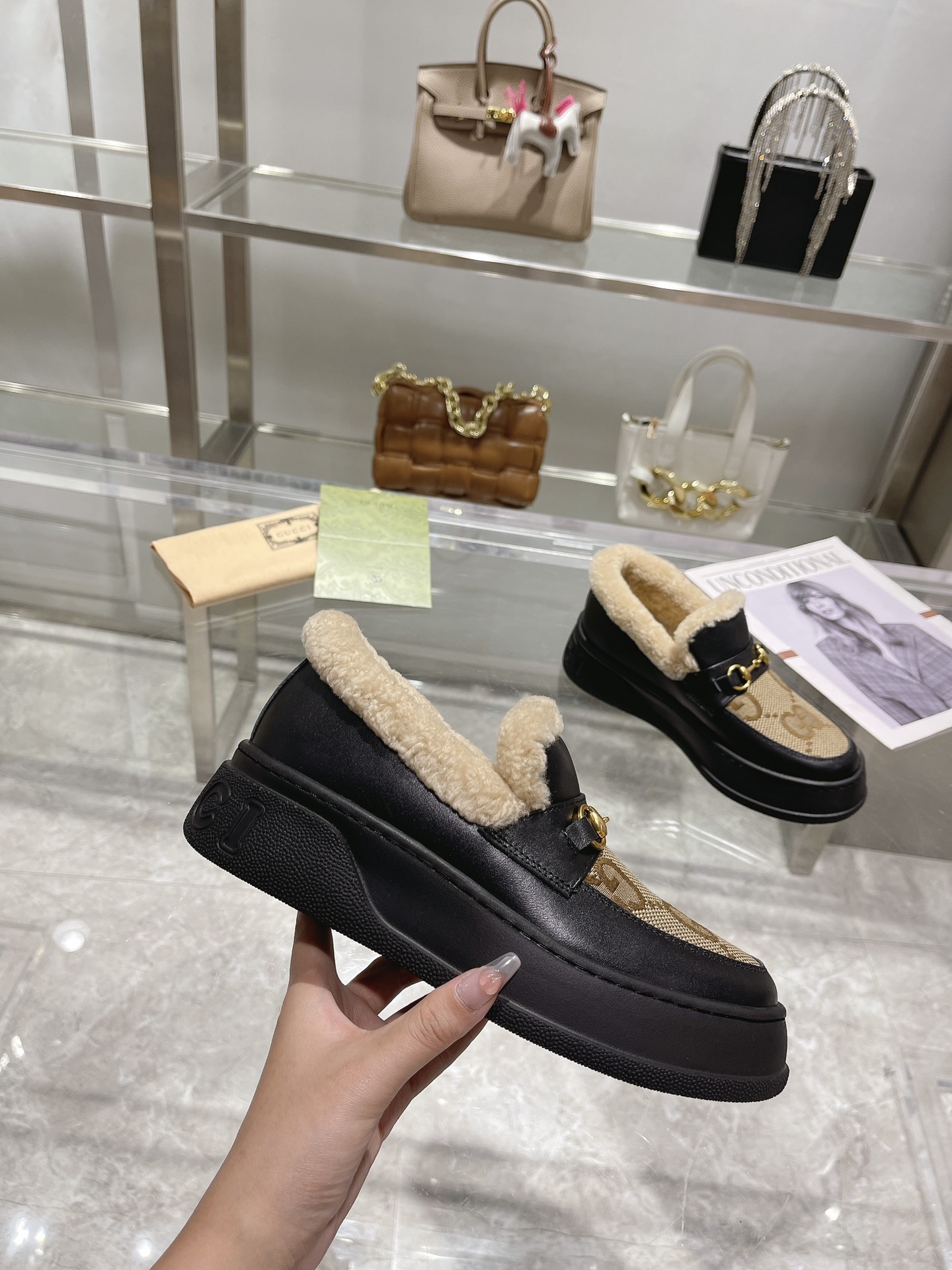 GUCCI グッチ フラットシューズ 本革 軽量 ファー付き ブラック - 画像 4