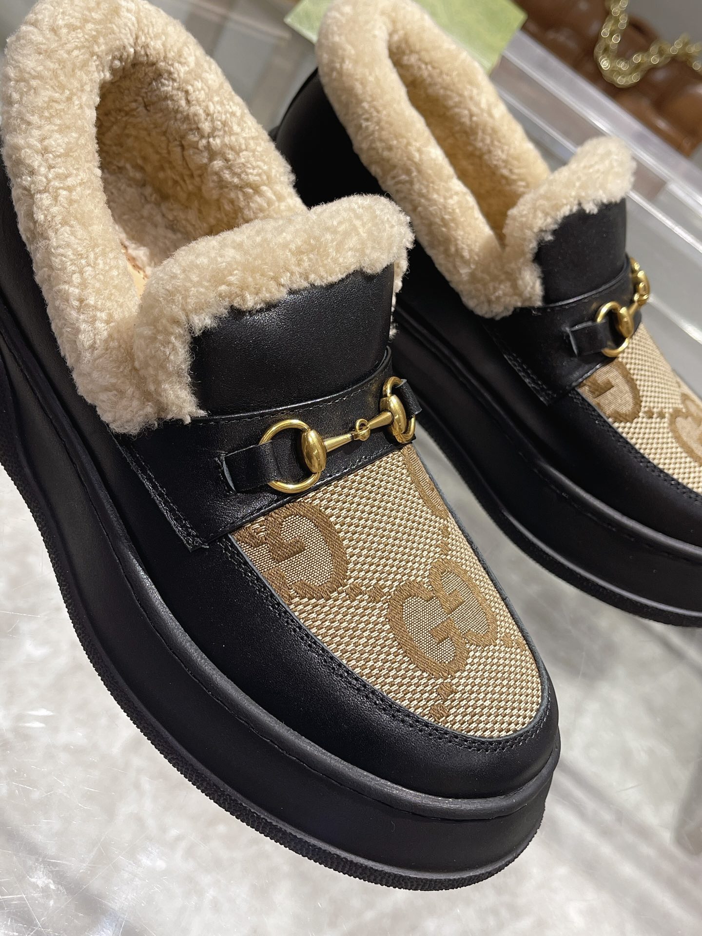 GUCCI グッチ フラットシューズ 本革 軽量 ファー付き ブラック - 画像 6