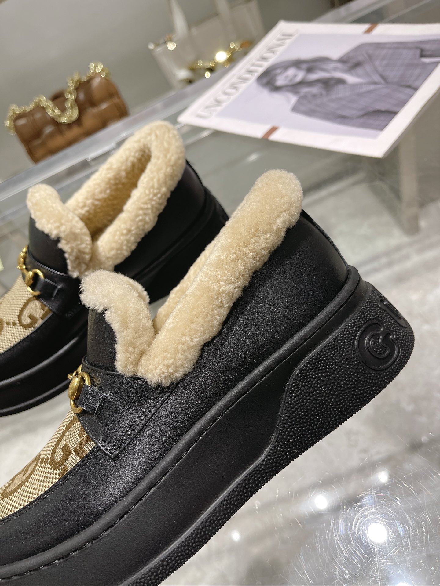 GUCCI グッチ フラットシューズ 本革 軽量 ファー付き ブラック - 画像 8