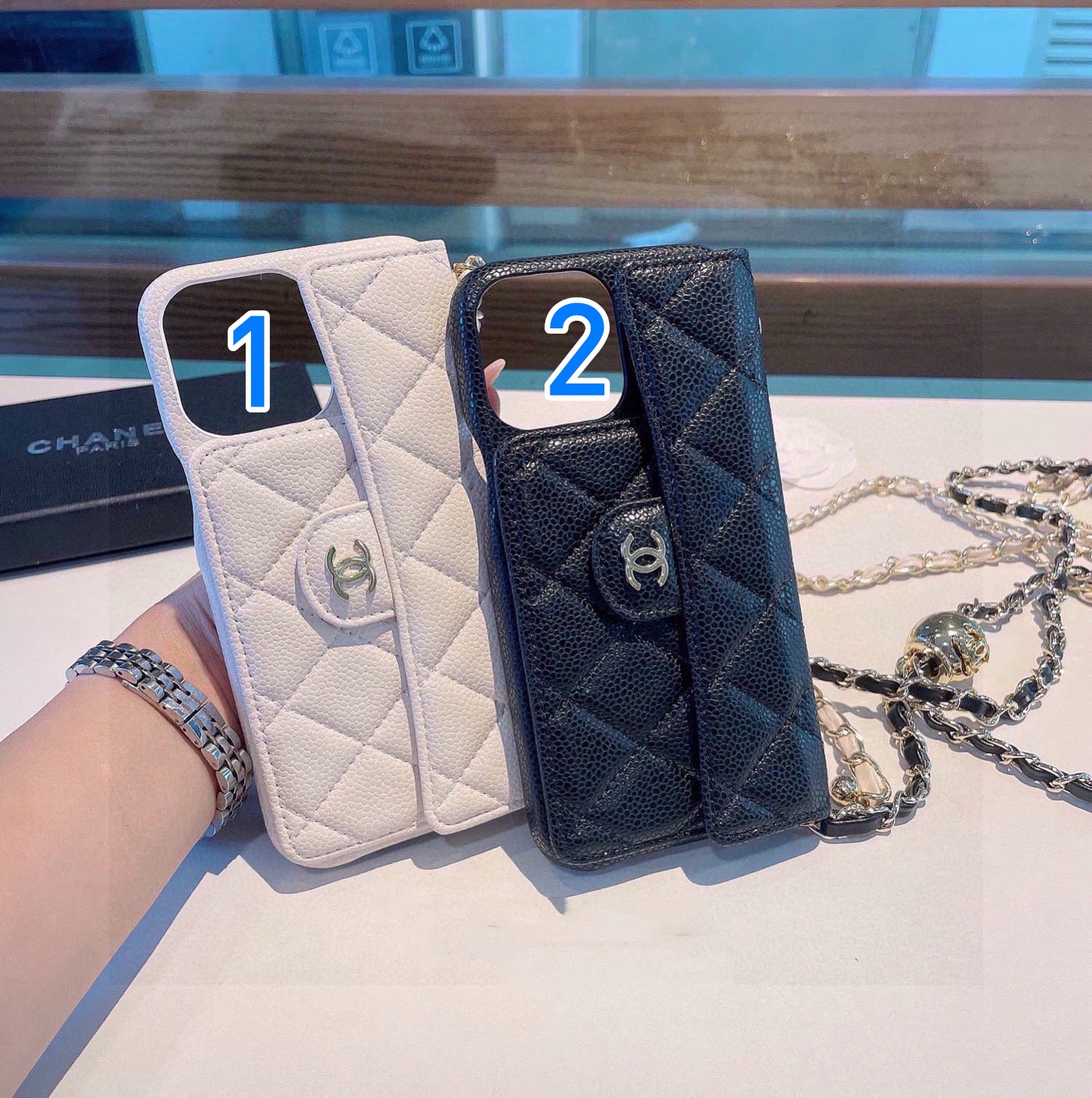 iPhoneケースシャネル　CHANEL チェーン付きスマホケース 黒・白 2色入 🌸