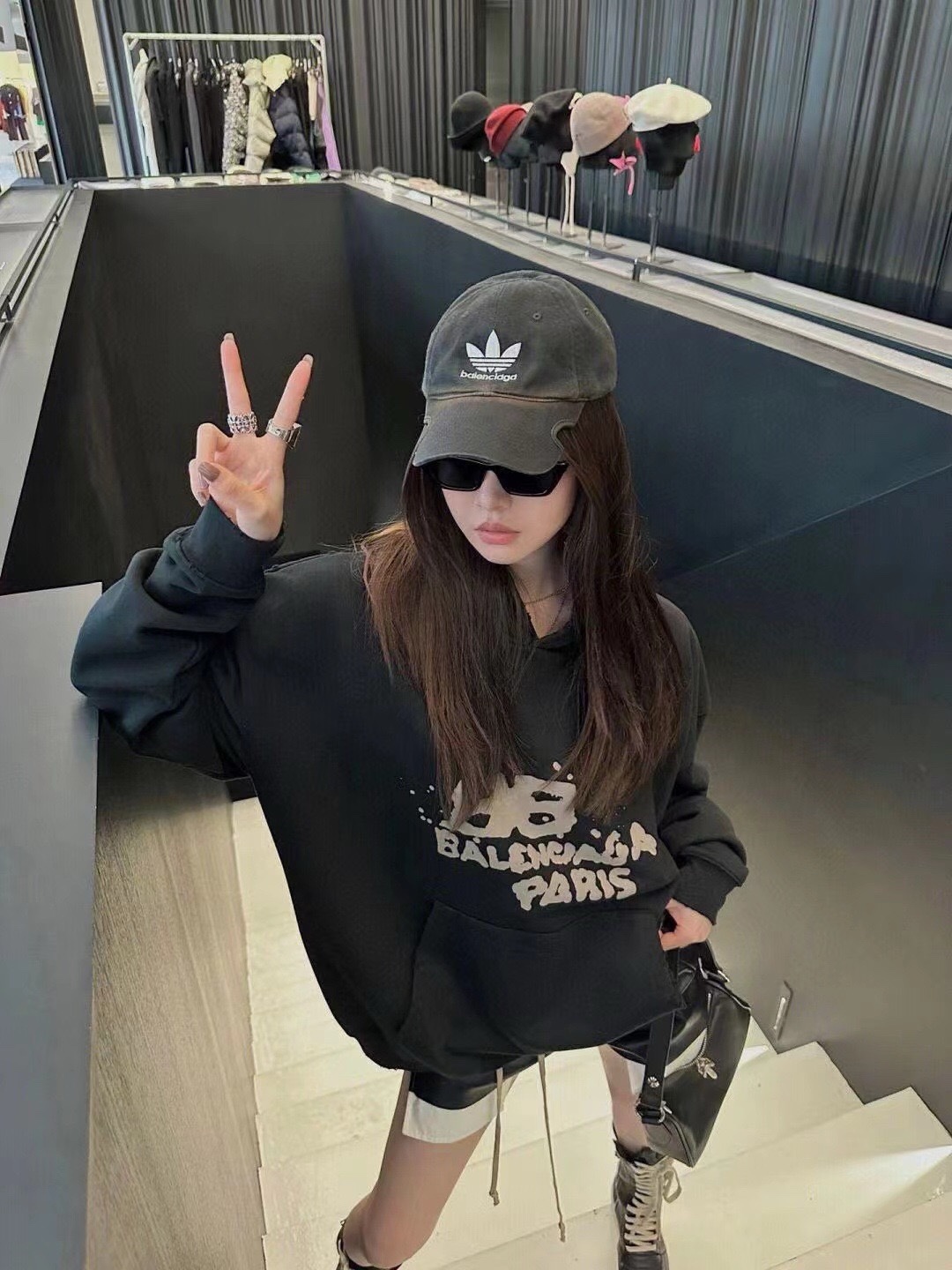 BALENCIAGA バレンシアガ ロゴプリントパーカー 黒/白 全2色