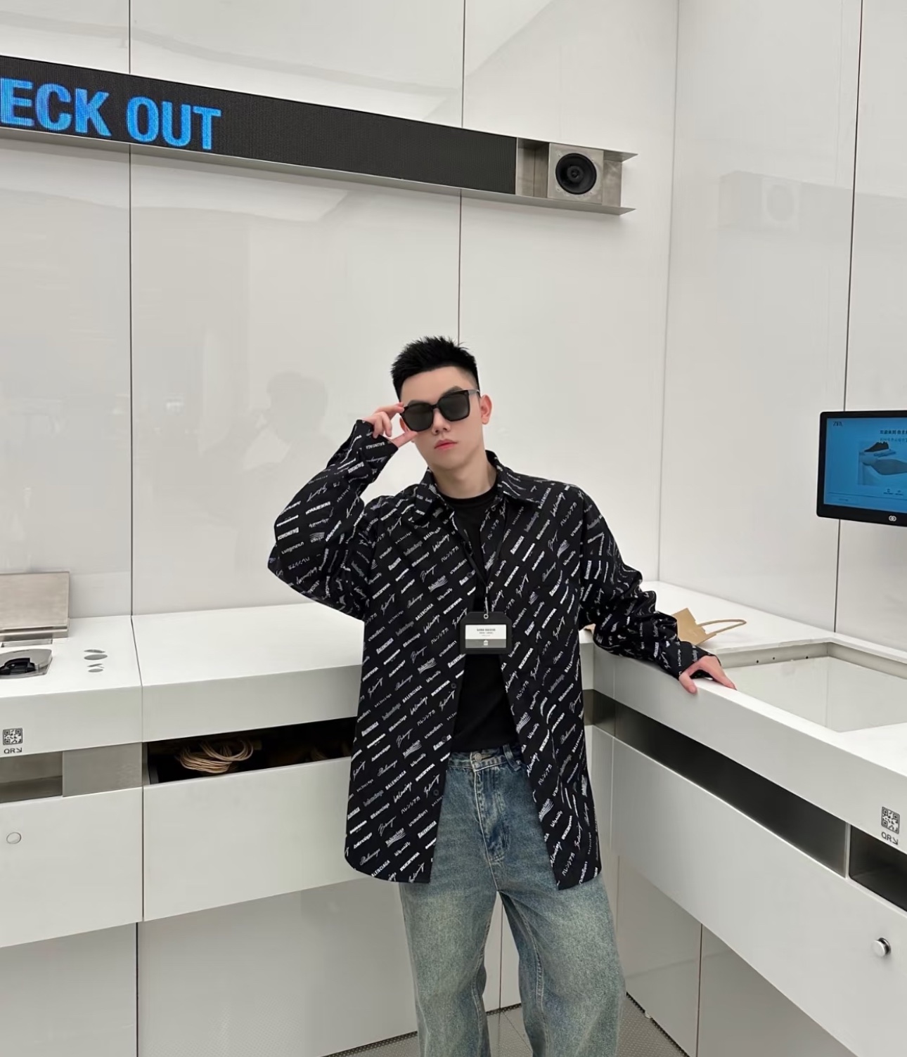 BALENCIAGA バレンシアガ ロゴプリントシャツ 白色 全2色