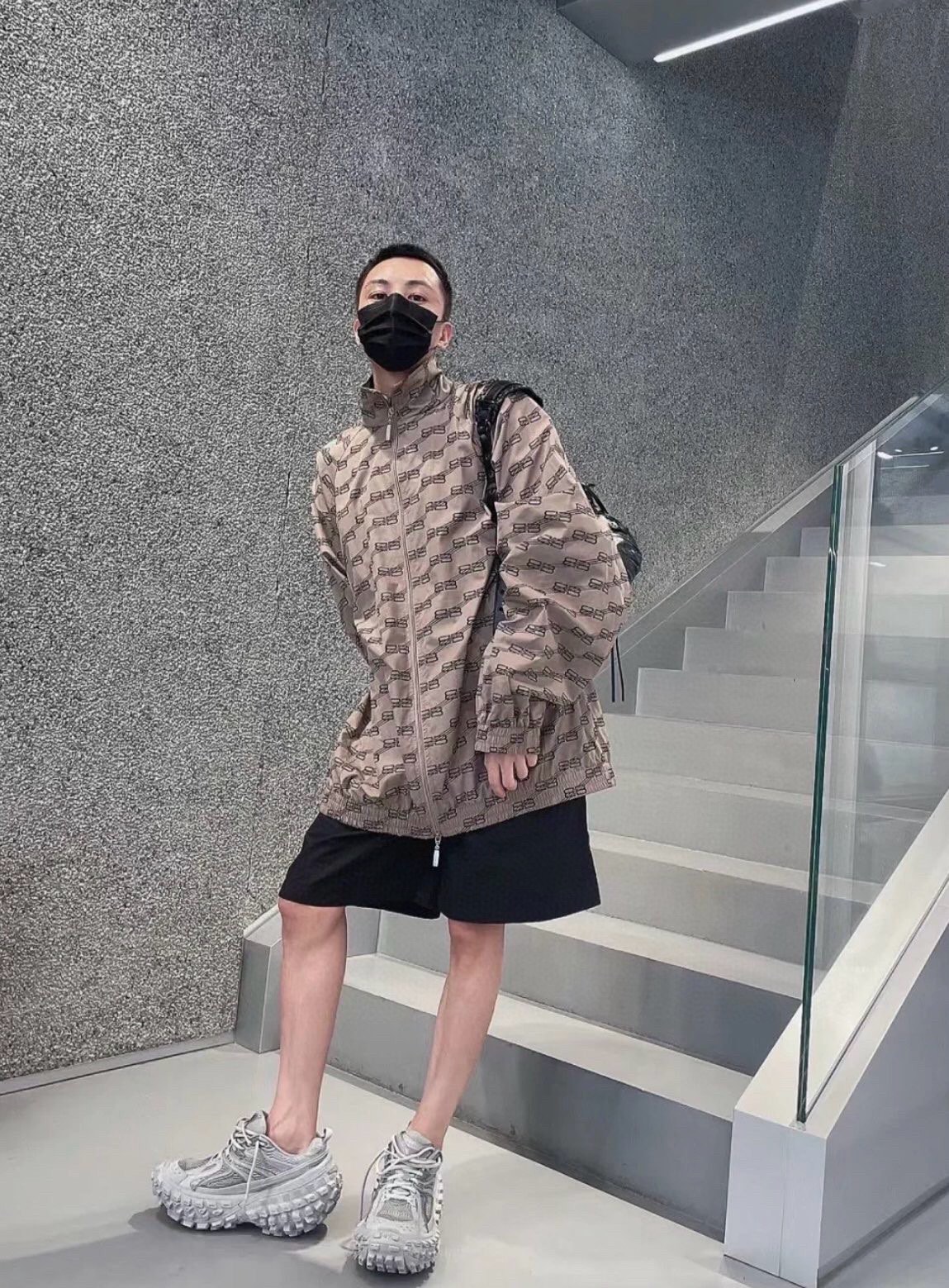 BALENCIAGA バレンシアガ ロゴパーカー 軽量 通勤 ロゴ ファッション グレー 全4色 - 画像 2