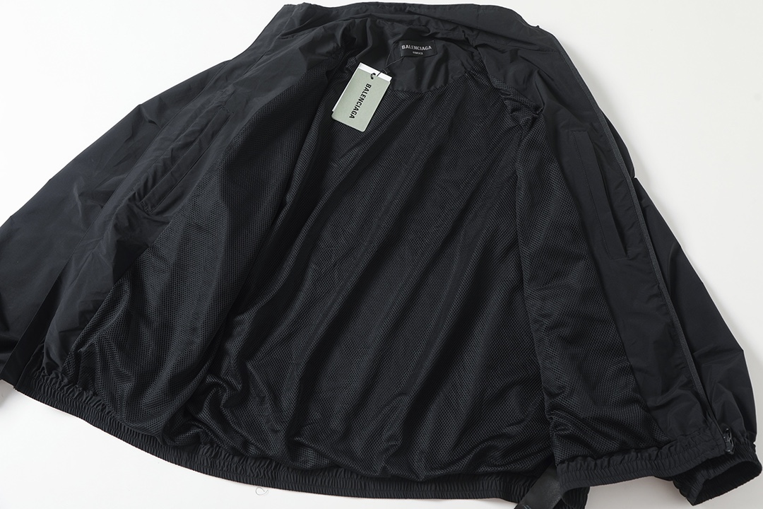 BALENCIAGA バレンシアガ フラップジャケット 黒 71黄胶带印花防水冲锋夹克 全1色 - 画像 3