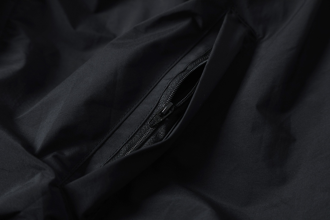 BALENCIAGA バレンシアガ フラップジャケット 黒 71黄胶带印花防水冲锋夹克 全1色 - 画像 4