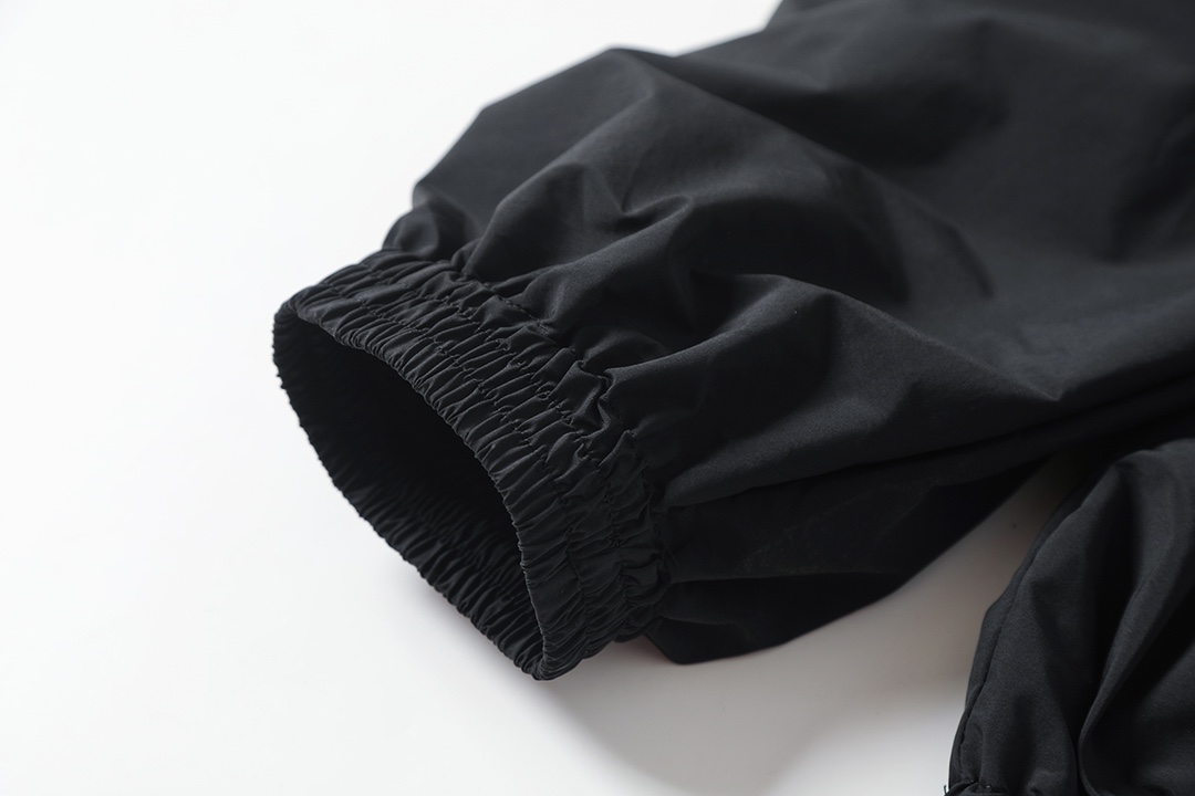 BALENCIAGA バレンシアガ フラップジャケット 黒 71黄胶带印花防水冲锋夹克 全1色 - 画像 5