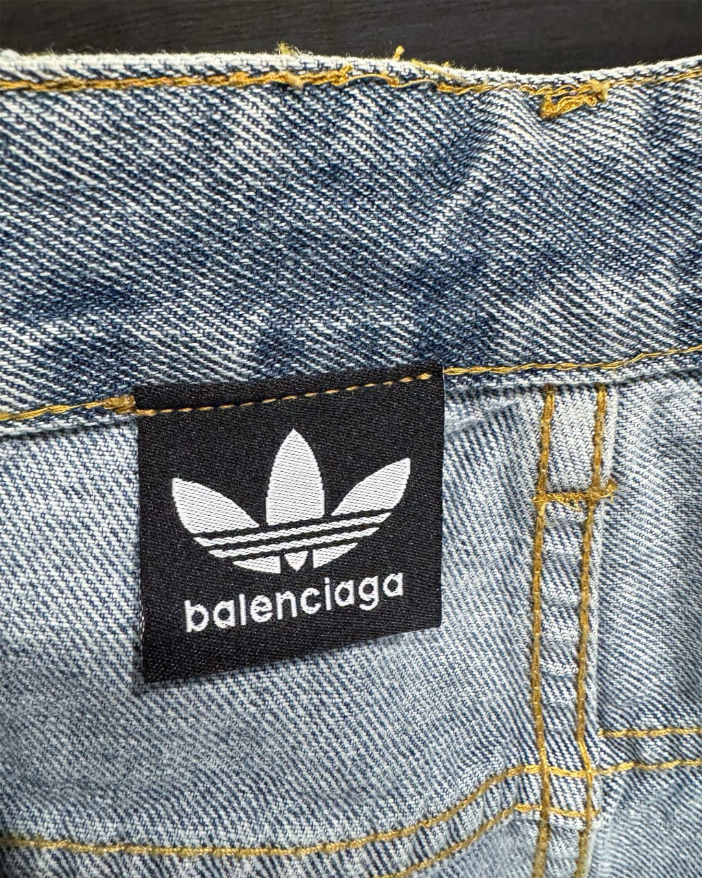 ADIDAS ベルンシア ジーンズ フラットフィット 通勤 通学 ブラック ベージュ 全2色 - 画像 2