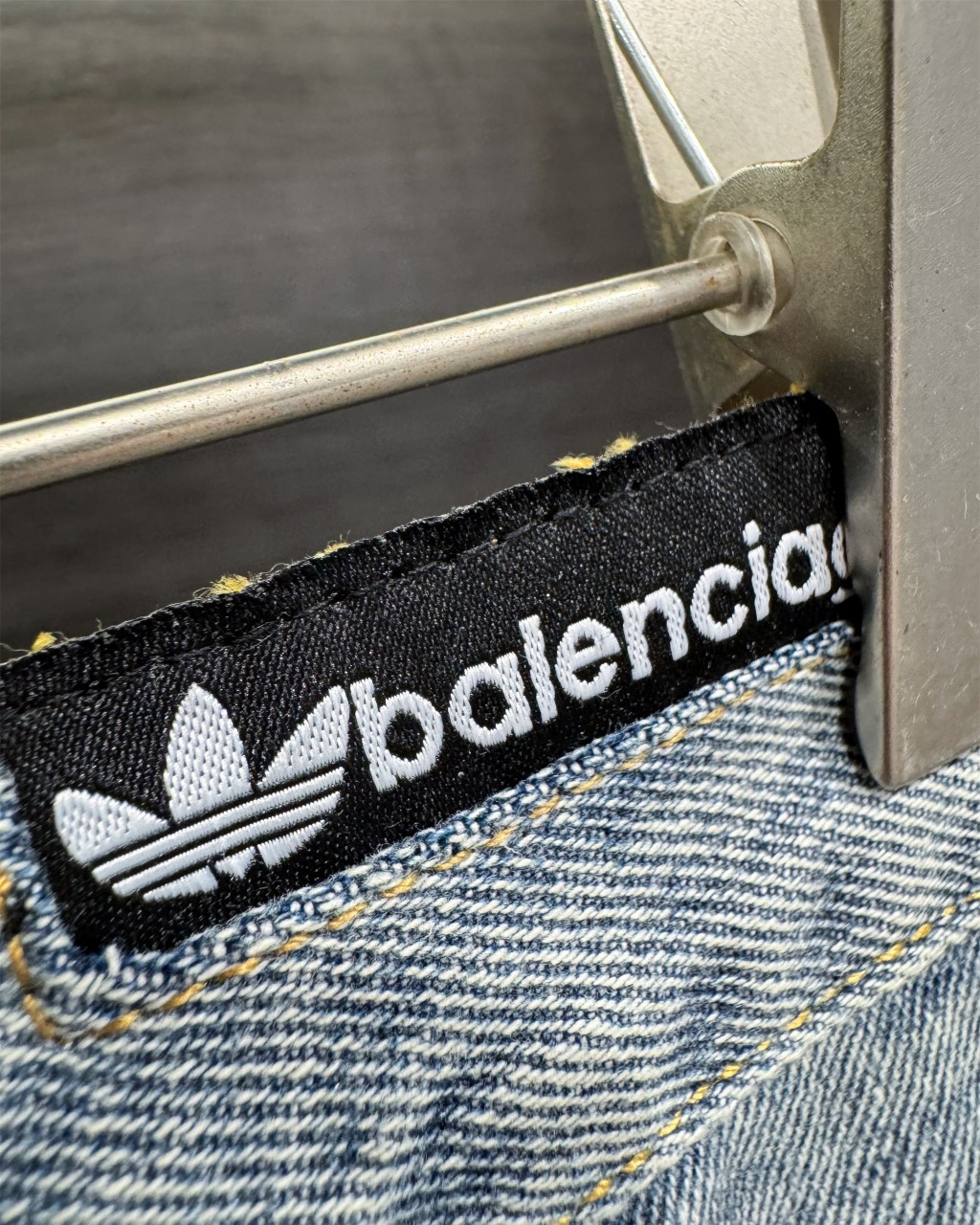 ADIDAS ベルンシア ジーンズ フラットフィット 通勤 通学 ブラック ベージュ 全2色 - 画像 4