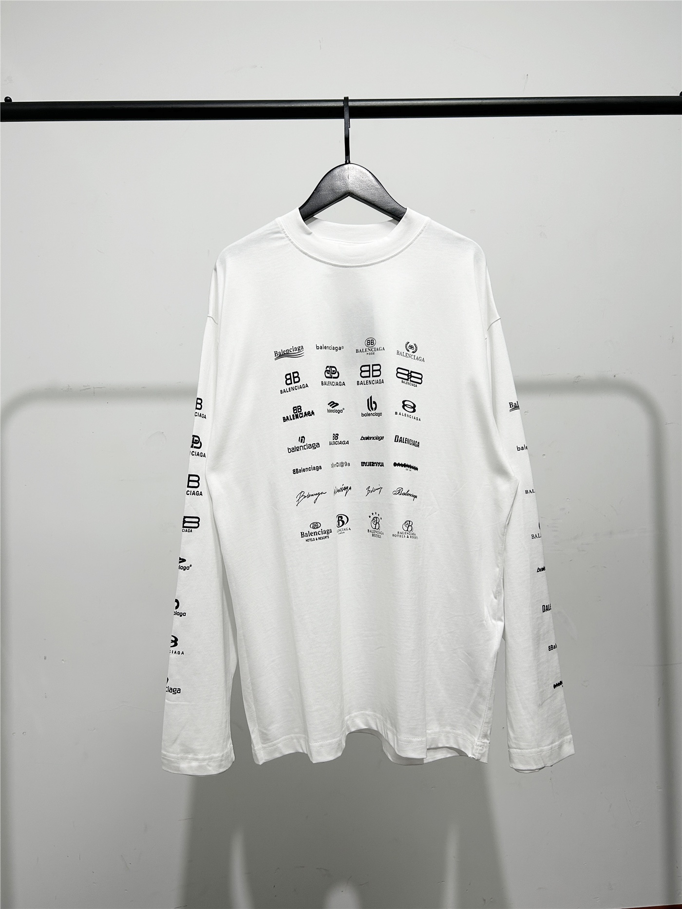 BALENCIAGA バレンシアガ ロングスリーブTシャツ ロゴプリント ブラック ホワイト 全2色