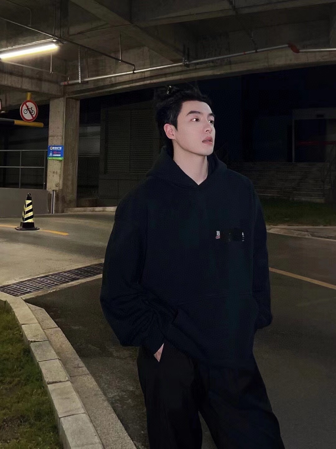 BALENCIAGA バレンシアガ ロゴパーカー ブラック - 画像 2