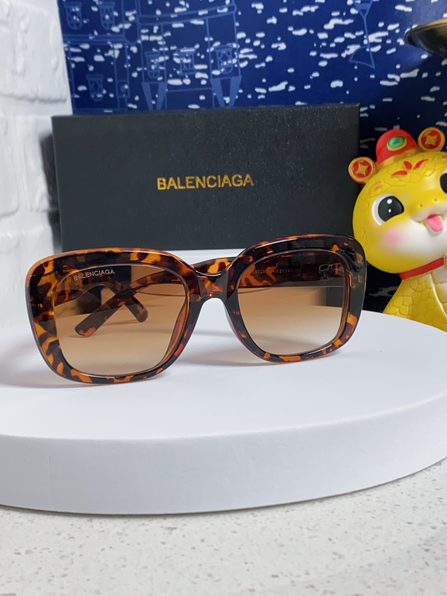 BALENCIAGA バレンシアガ フェイスサングラス 2025年新作 蝶形 レディース メンズ おしゃれ 多色展開 - 画像 6