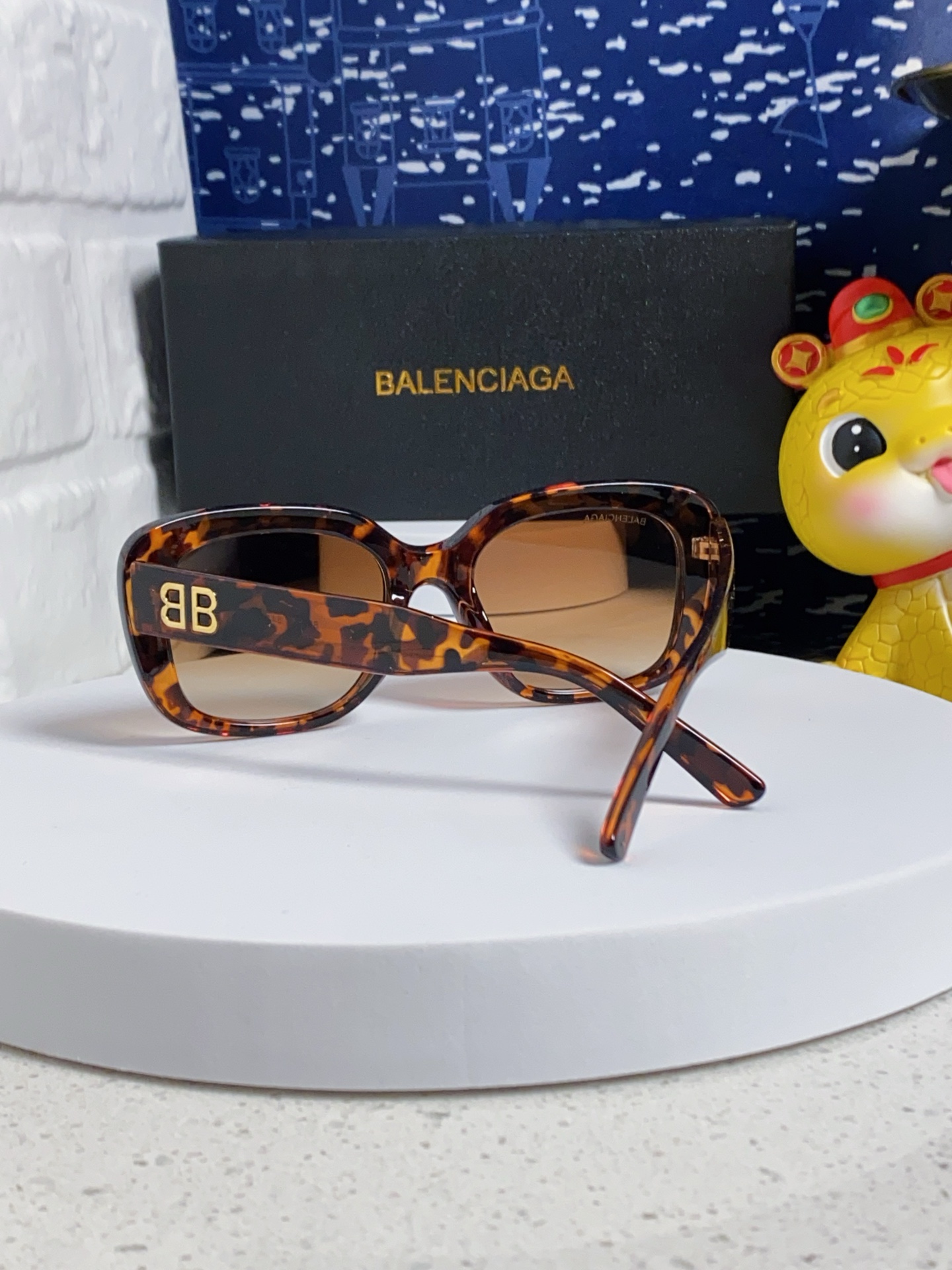 BALENCIAGA バレンシアガ フェイスサングラス 2025年新作 蝶形 レディース メンズ おしゃれ 多色展開 - 画像 7