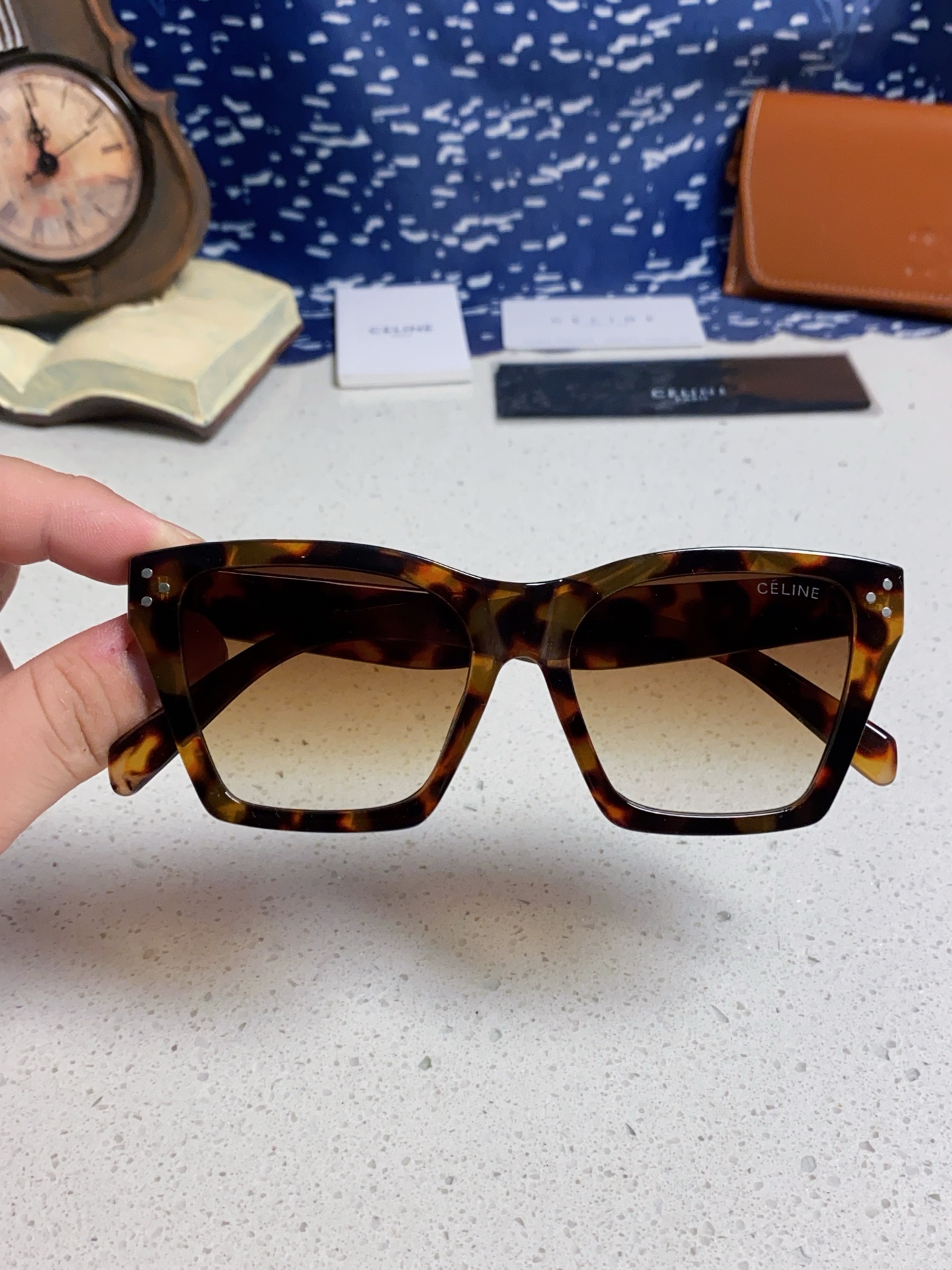 CELINE セリーヌ サングラス フラットシェイプ フレーム 防紫外線 メンズ レディース ピンク ホワイト ブラック マーブル チャコール ブラウン 多色展開 - 画像 9