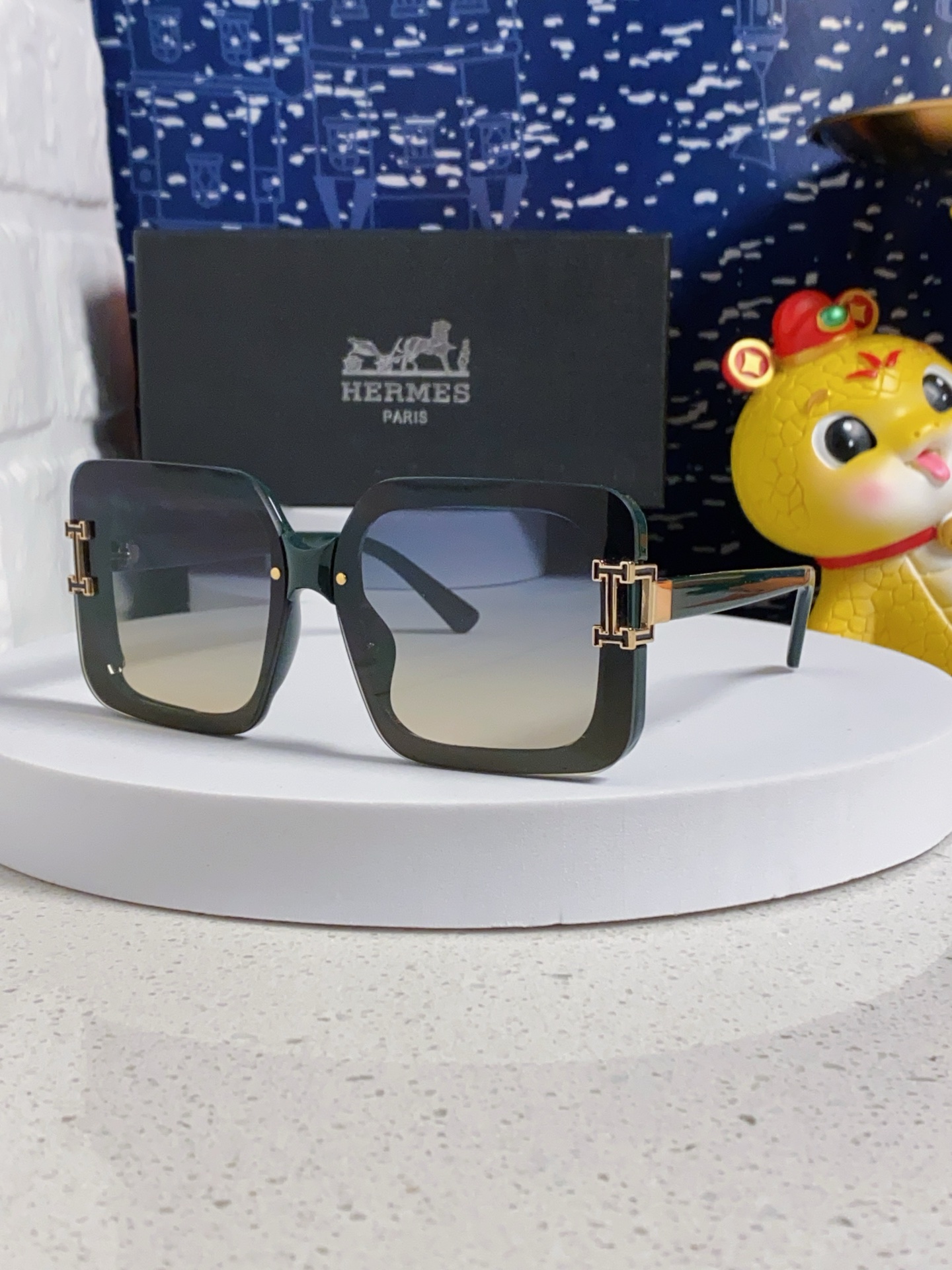 HERMES ヘルメス サングラス 男女兼用 大きめ フレーム 高級感 ショップスタイル ブラック ホワイト レッド ブルー パープル ネイビー マルチカラー展開