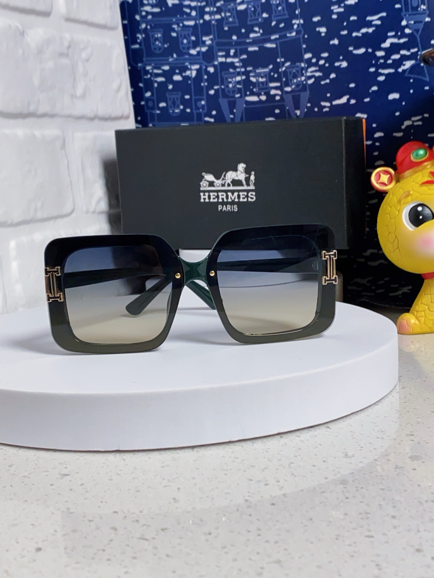 HERMES ヘルメス サングラス 男女兼用 大きめ フレーム 高級感 ショップスタイル ブラック ホワイト レッド ブルー パープル ネイビー マルチカラー展開 - 画像 3