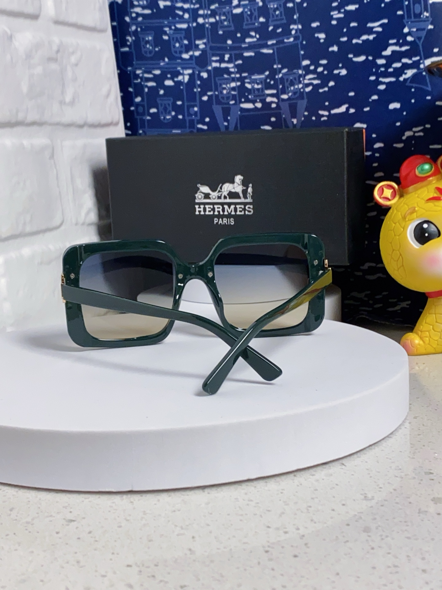 HERMES ヘルメス サングラス 男女兼用 大きめ フレーム 高級感 ショップスタイル ブラック ホワイト レッド ブルー パープル ネイビー マルチカラー展開 - 画像 4