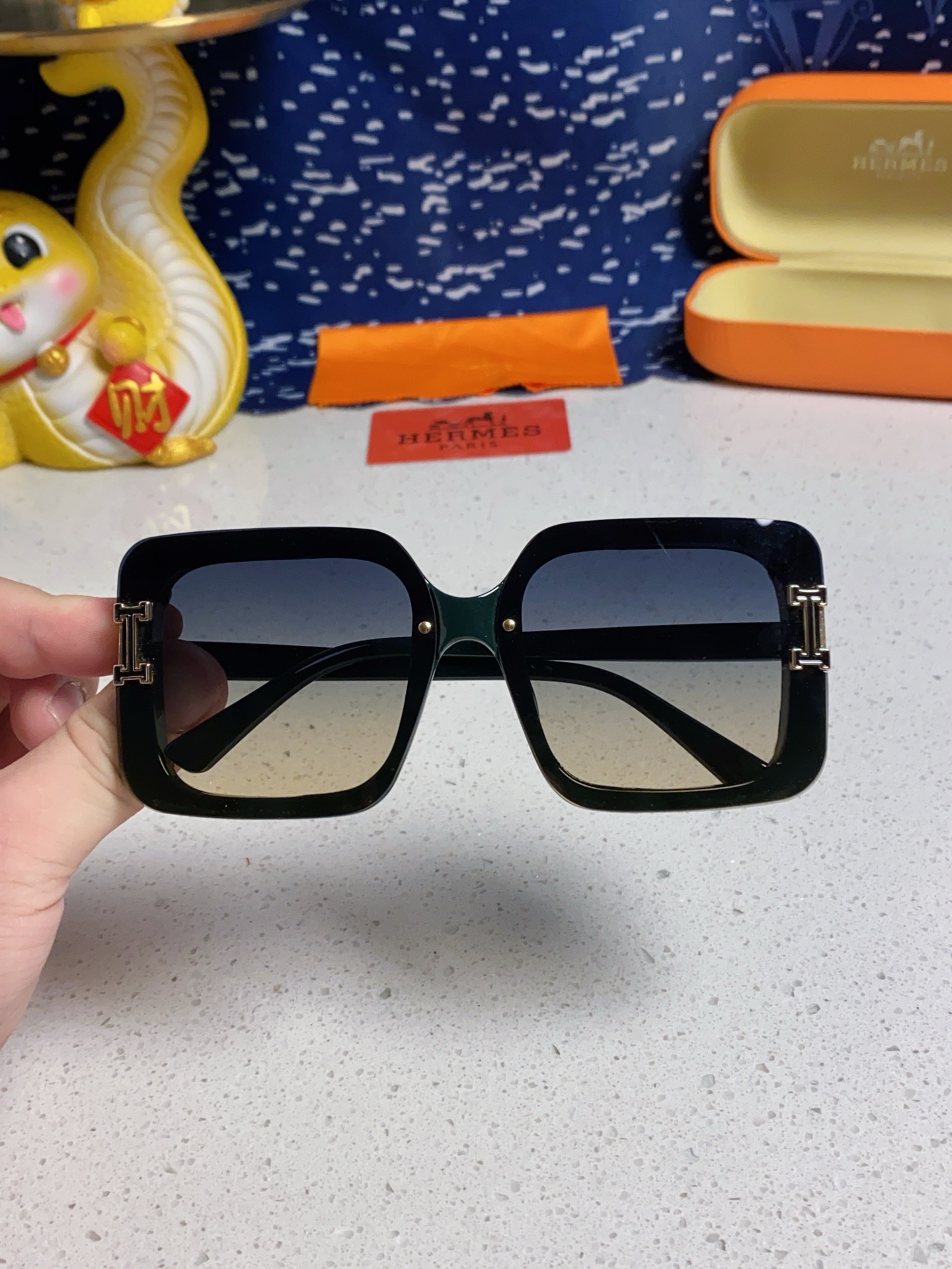 HERMES ヘルメス サングラス 男女兼用 大きめ フレーム 高級感 ショップスタイル ブラック ホワイト レッド ブルー パープル ネイビー マルチカラー展開 - 画像 5