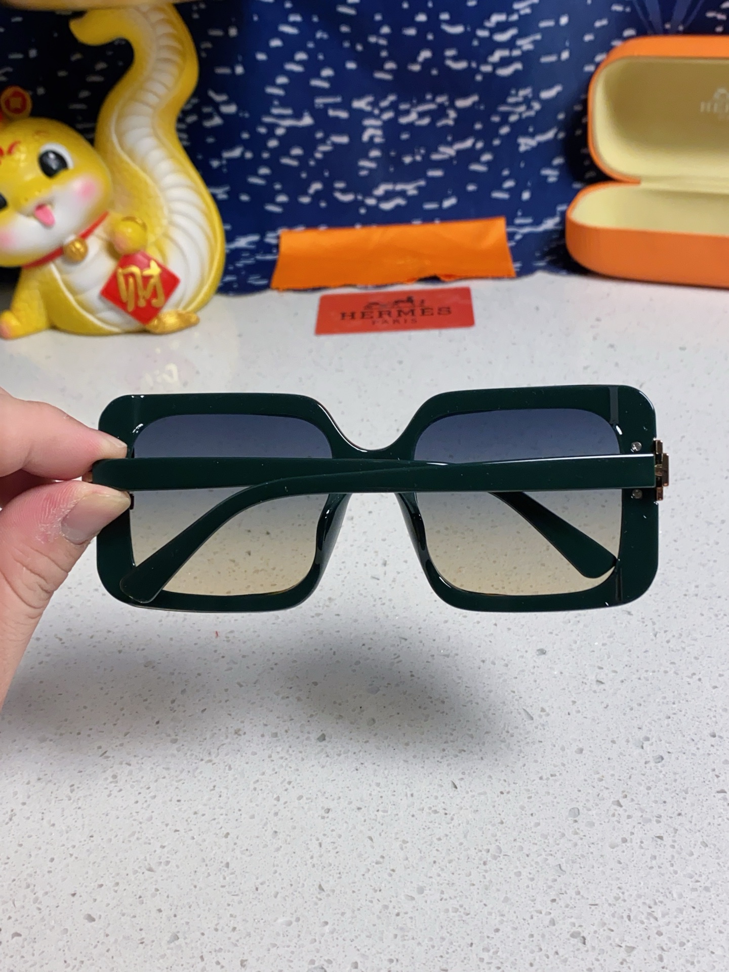 HERMES ヘルメス サングラス 男女兼用 大きめ フレーム 高級感 ショップスタイル ブラック ホワイト レッド ブルー パープル ネイビー マルチカラー展開 - 画像 6