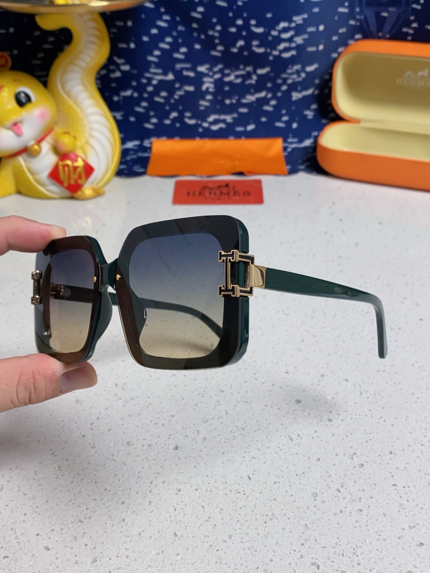 HERMES ヘルメス サングラス 男女兼用 大きめ フレーム 高級感 ショップスタイル ブラック ホワイト レッド ブルー パープル ネイビー マルチカラー展開 - 画像 7