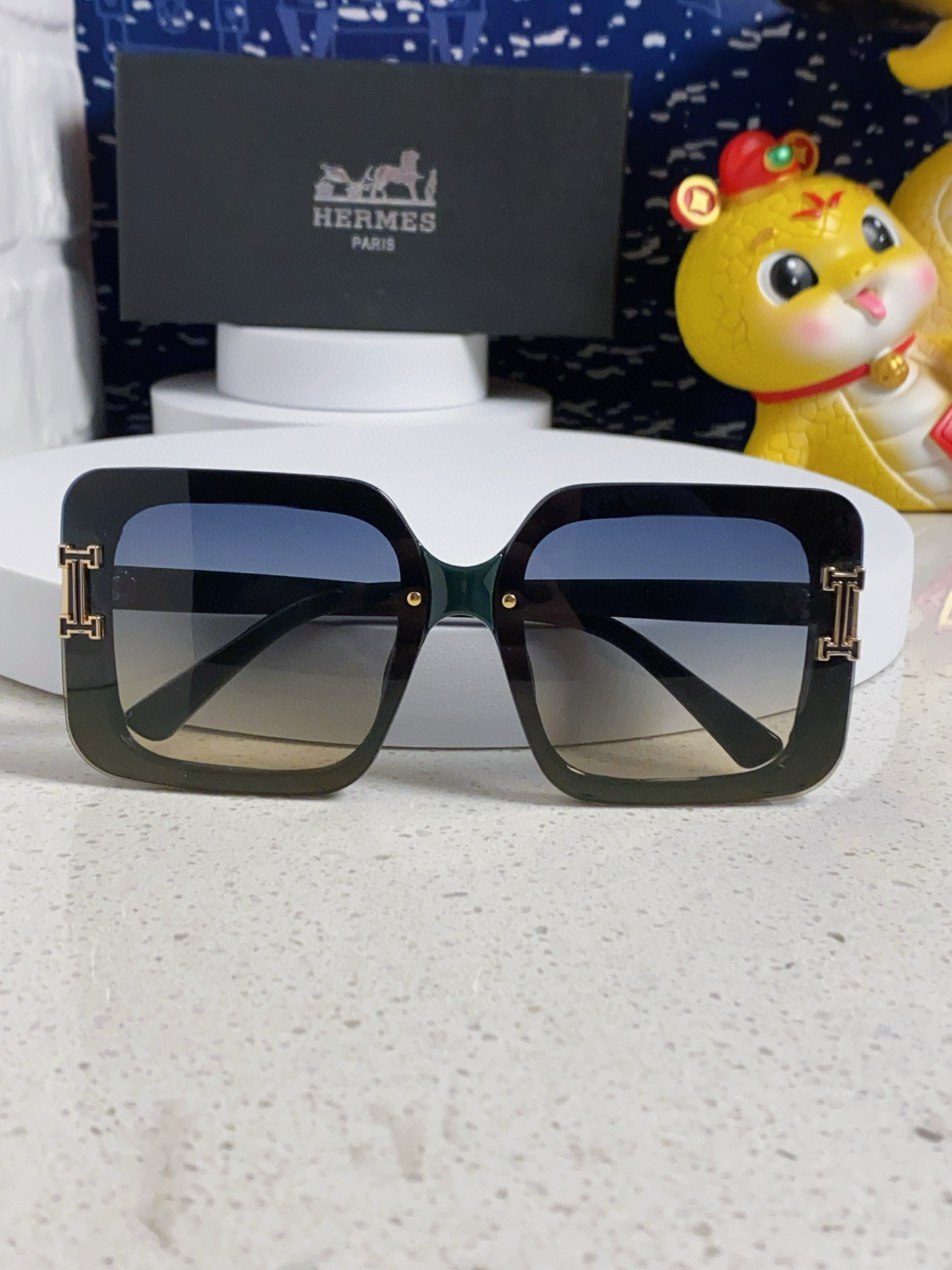 HERMES ヘルメス サングラス 男女兼用 大きめ フレーム 高級感 ショップスタイル ブラック ホワイト レッド ブルー パープル ネイビー マルチカラー展開 - 画像 8