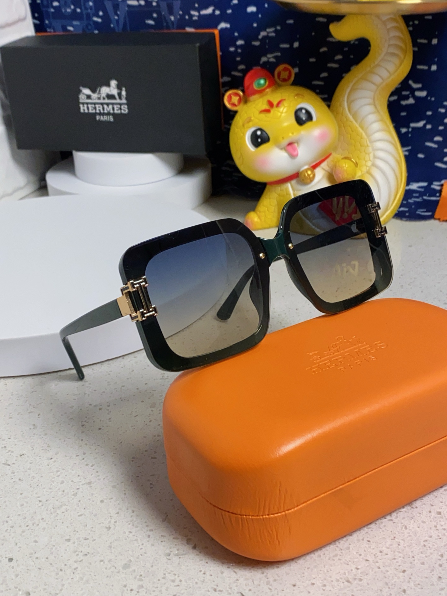 HERMES ヘルメス サングラス 男女兼用 大きめ フレーム 高級感 ショップスタイル ブラック ホワイト レッド ブルー パープル ネイビー マルチカラー展開 - 画像 9