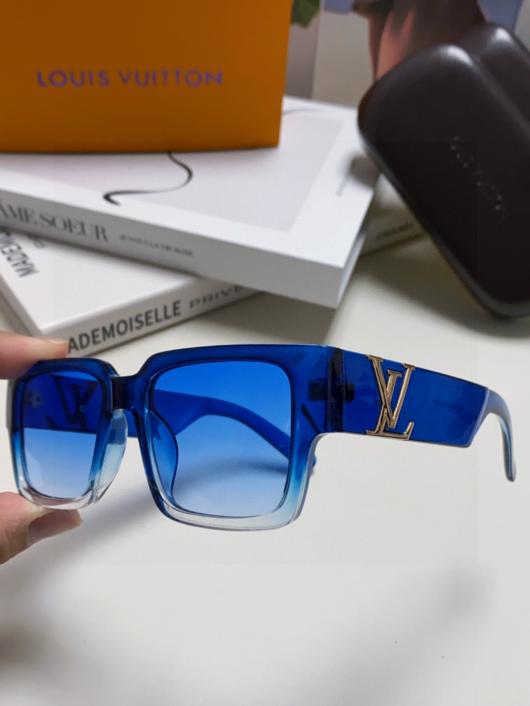 LOUIS VUITTON ルイヴィトン サングラス P125 フレーム ブラック ブルー オーバルシェイプ メンズ レディース ブルーレンズ 多色展開 - 画像 6
