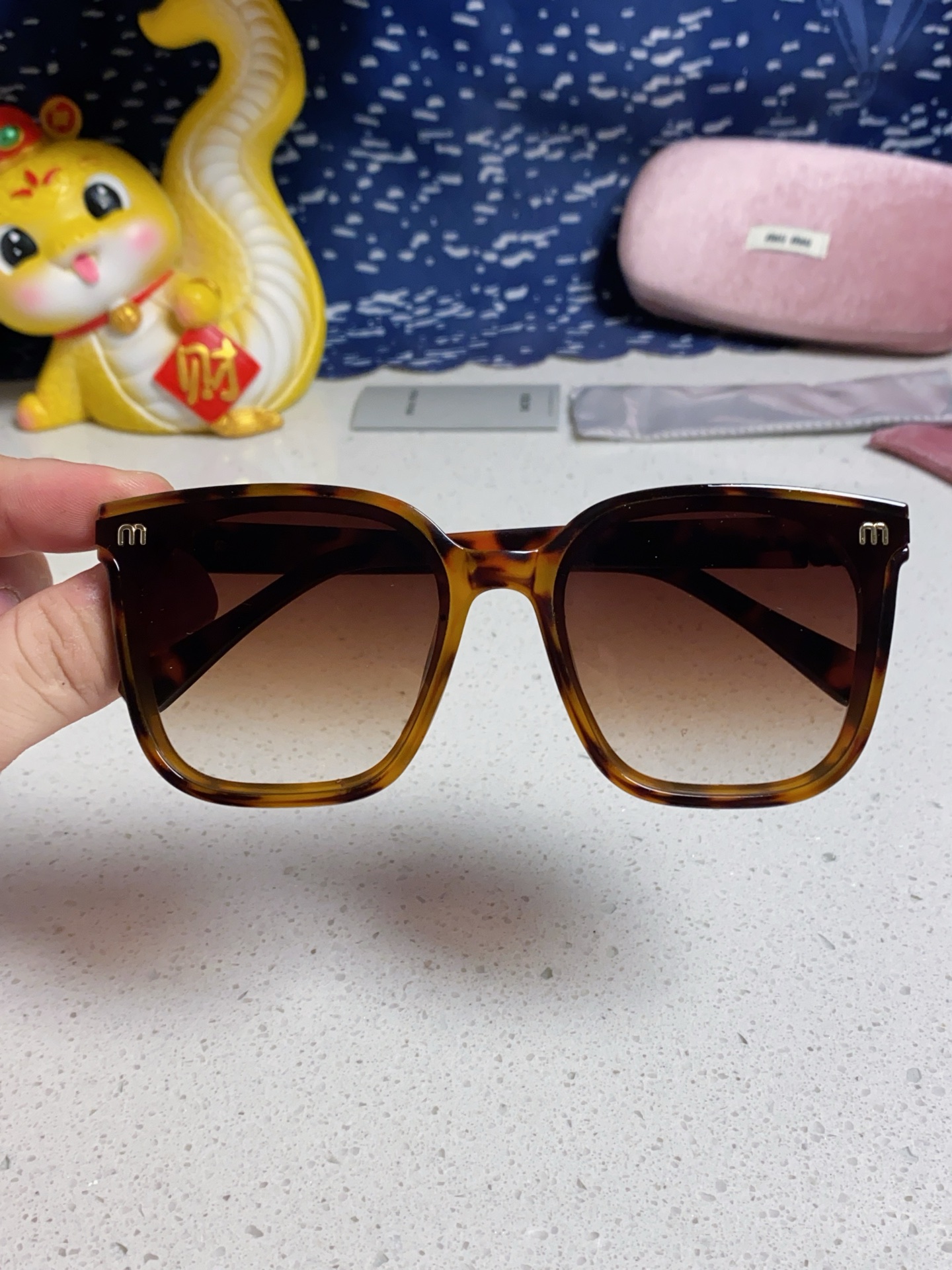 MIU MIU ミュウミュウ サングラス フレーム グラデーション レディース 防紫外線 トート柄 トート フレーム 多色展開 - 画像 6