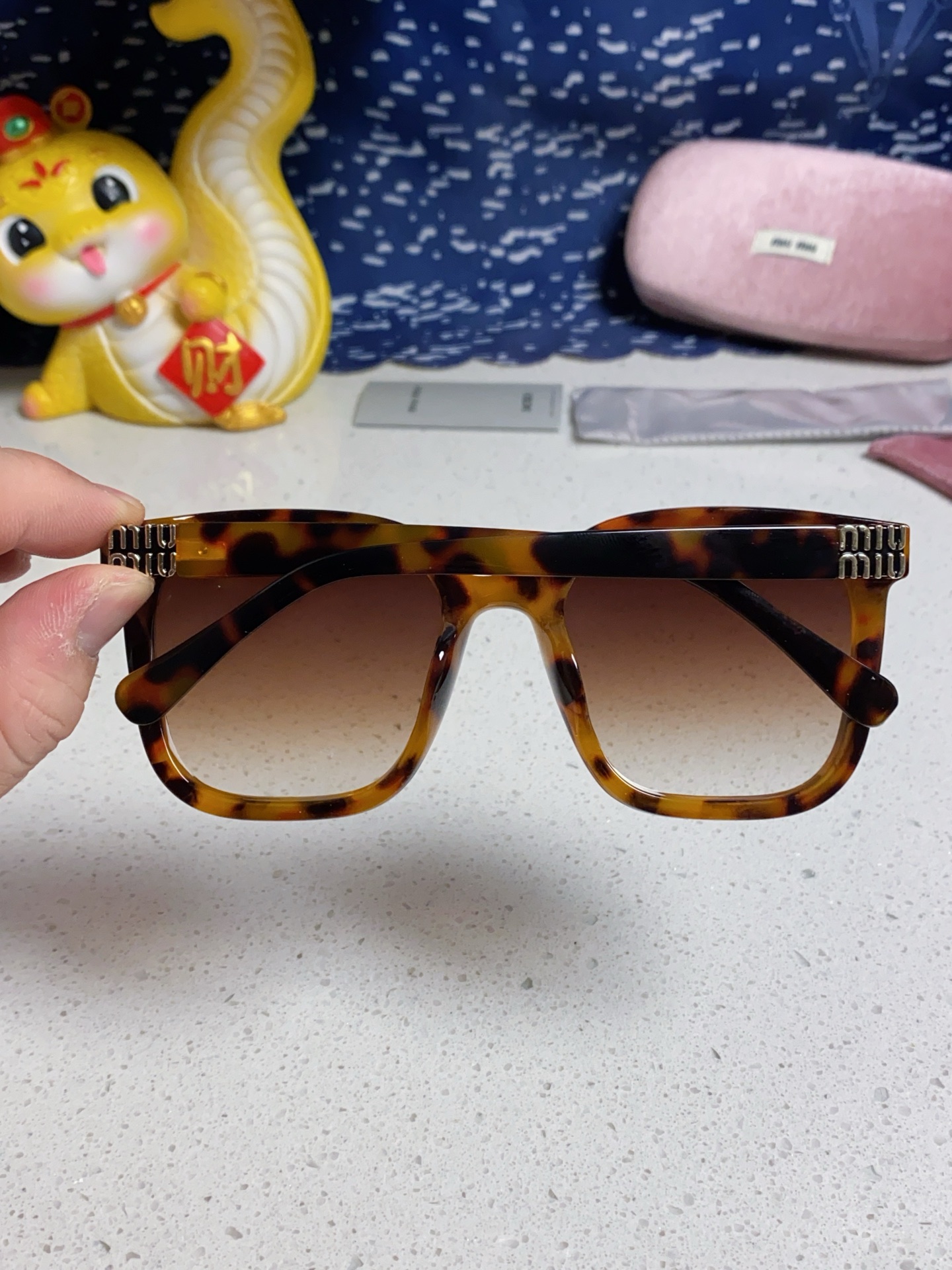 MIU MIU ミュウミュウ サングラス フレーム グラデーション レディース 防紫外線 トート柄 トート フレーム 多色展開 - 画像 7