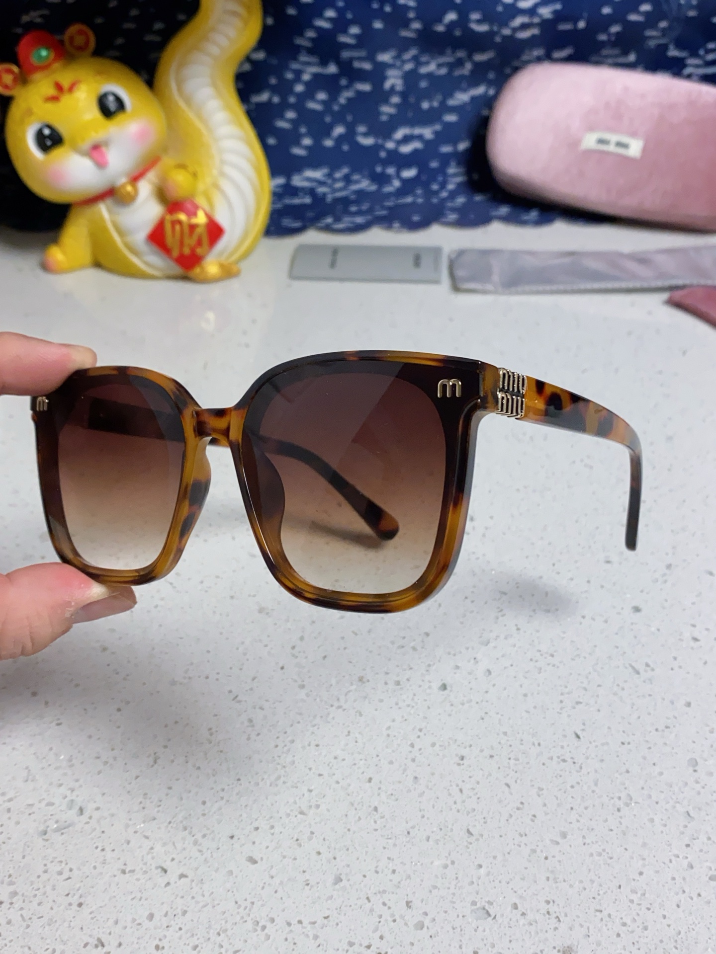 MIU MIU ミュウミュウ サングラス フレーム グラデーション レディース 防紫外線 トート柄 トート フレーム 多色展開 - 画像 8