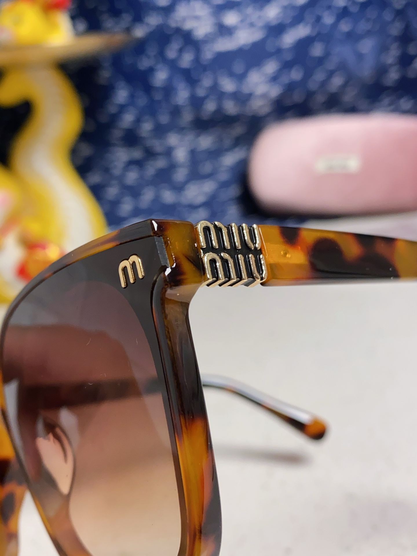 MIU MIU ミュウミュウ サングラス フレーム グラデーション レディース 防紫外線 トート柄 トート フレーム 多色展開 - 画像 9