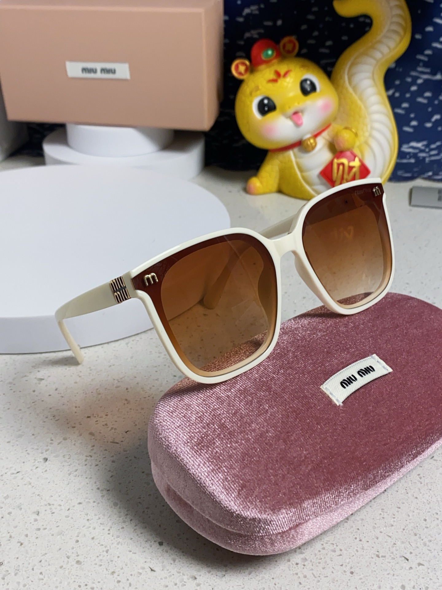 MIU MIU ミウミウ サングラス フレーム メンズ レディース 2025年新作 有効紫外線カット ホワイト パープル ブラック ピンク ブラウン トースト 6色展開 - 画像 2