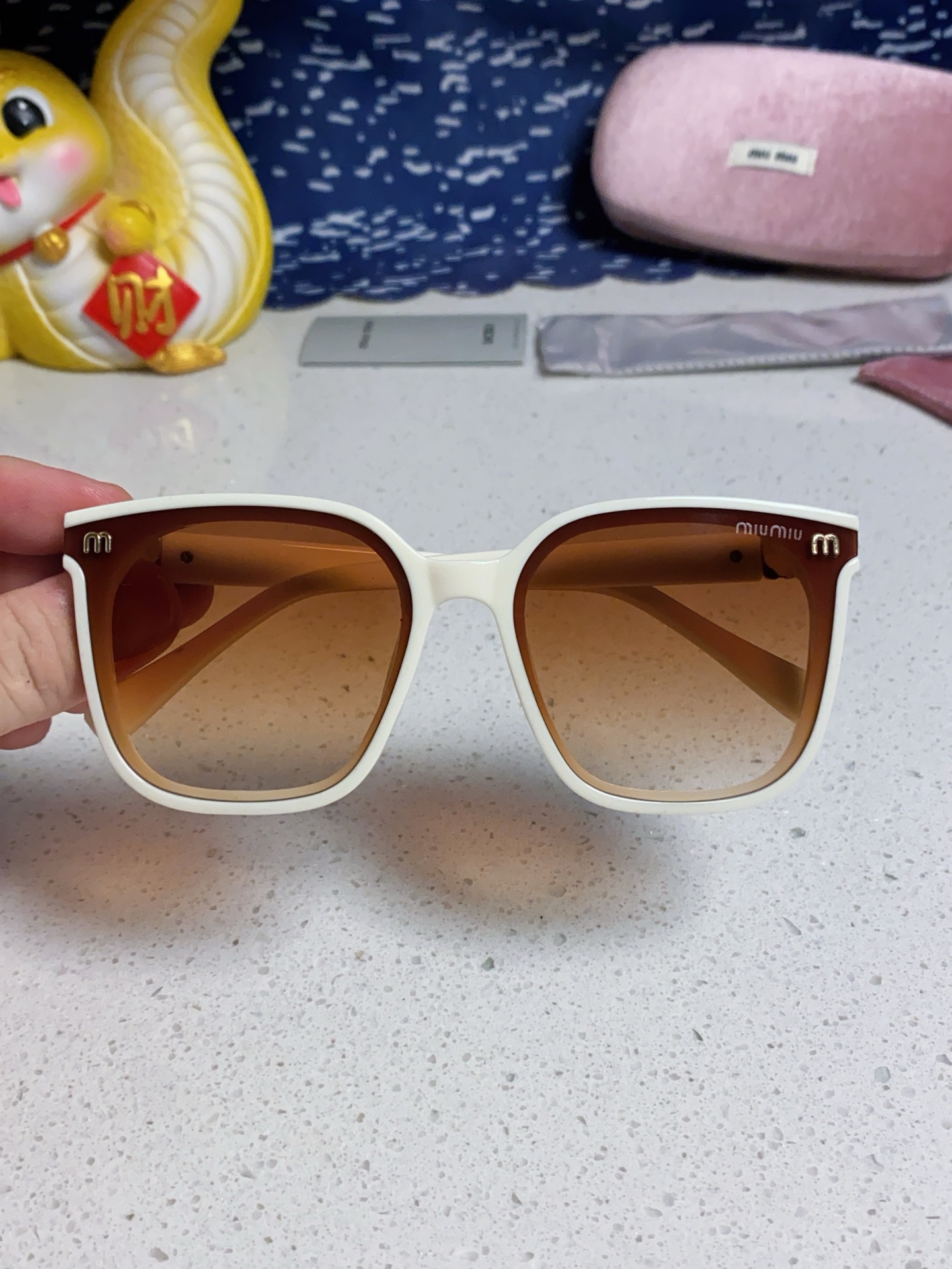 MIU MIU ミウミウ サングラス フレーム メンズ レディース 2025年新作 有効紫外線カット ホワイト パープル ブラック ピンク ブラウン トースト 6色展開 - 画像 7