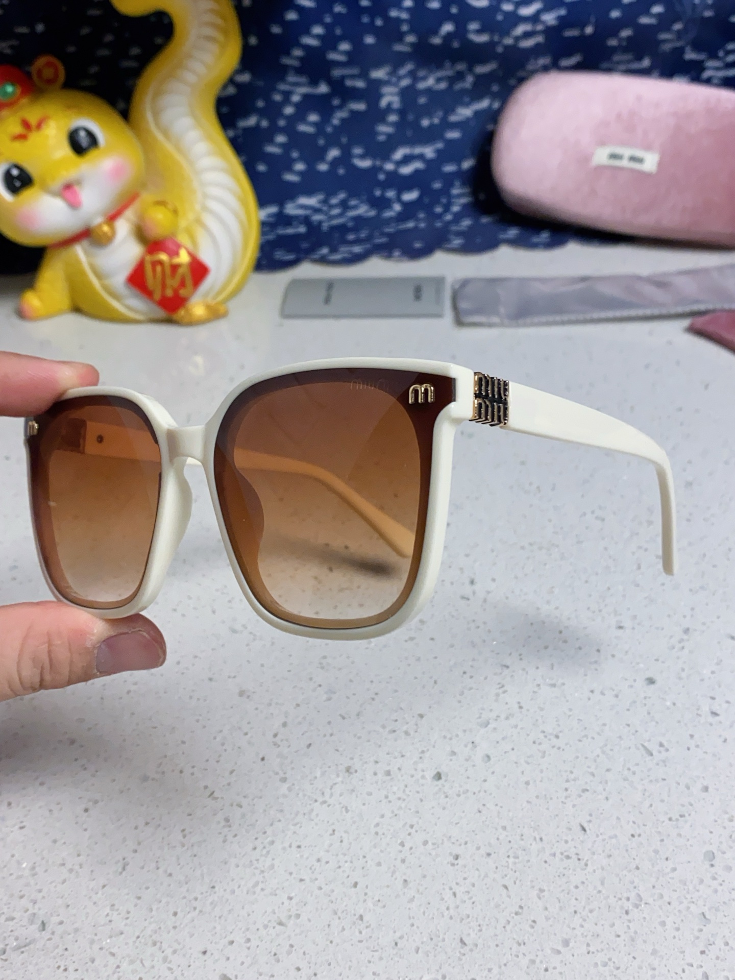 MIU MIU ミウミウ サングラス フレーム メンズ レディース 2025年新作 有効紫外線カット ホワイト パープル ブラック ピンク ブラウン トースト 6色展開 - 画像 9