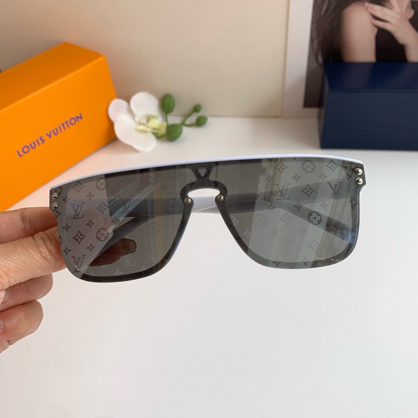 LV ルイヴィトン メガネ フラットシェイプ サングラス メンズ レディース 限定モデル ホワイト ブラック